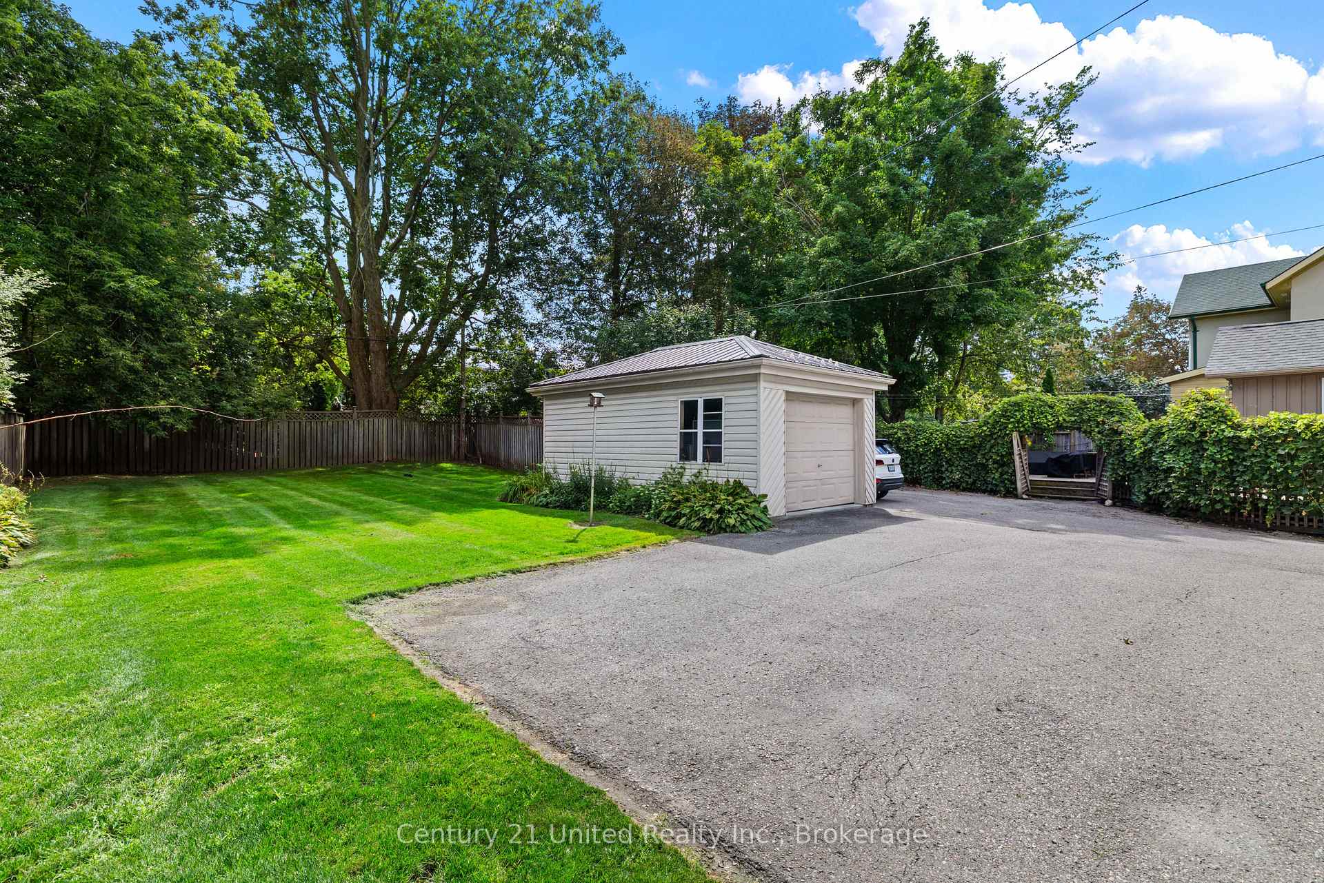 Photo 9 of 577 Homewood Avenue, Peterborough, Town Ward 3 — HOMEH