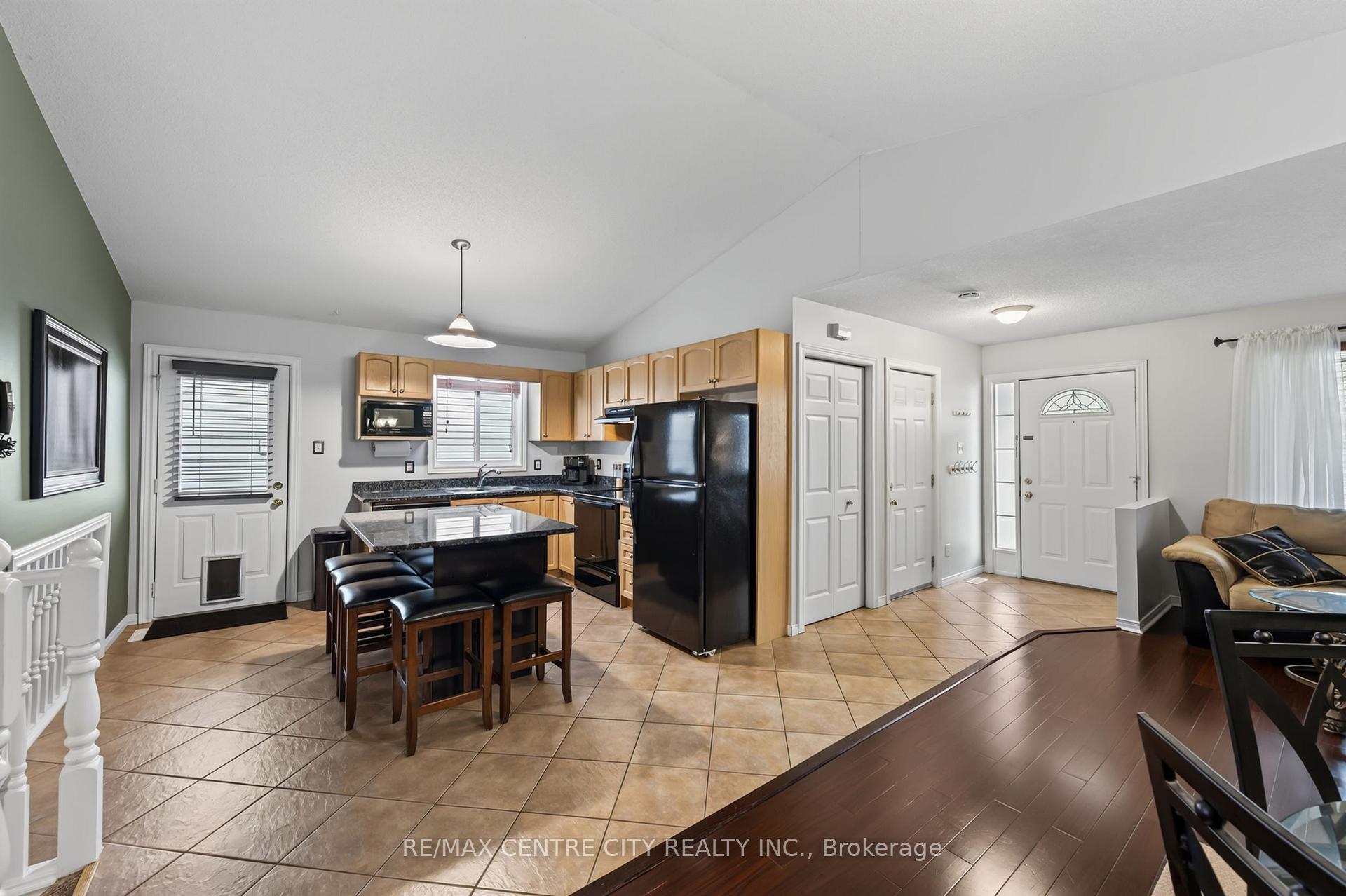 Photo 17 of 128 Crimson Crescent, London, East P — HOMEH
