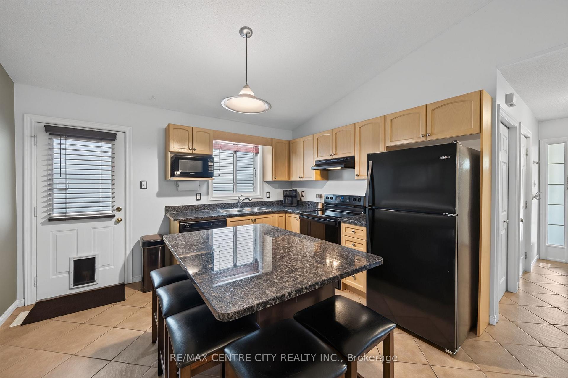 Photo 18 of 128 Crimson Crescent, London, East P — HOMEH