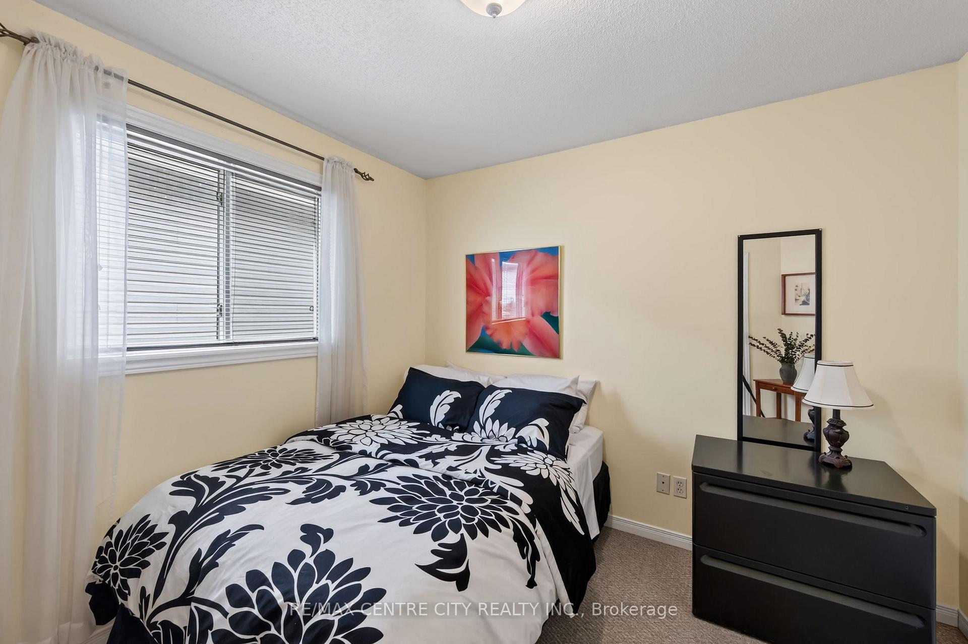 Photo 26 of 128 Crimson Crescent, London, East P — HOMEH