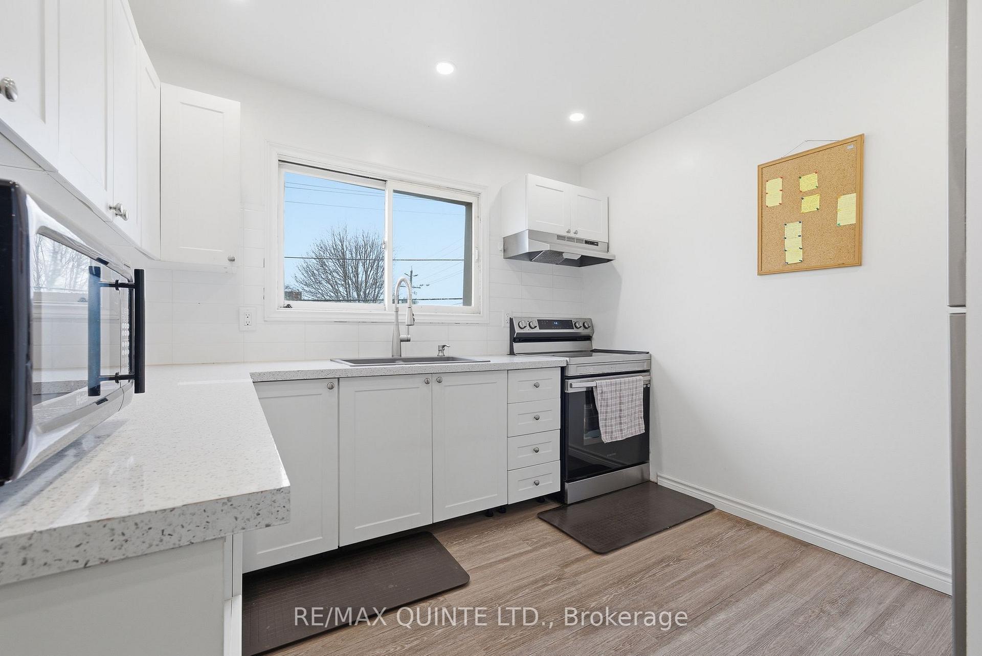 Photo 4 of Unit 2, 99 Dunnett Boulevard, Belleville, Belleville Ward — HOMEH