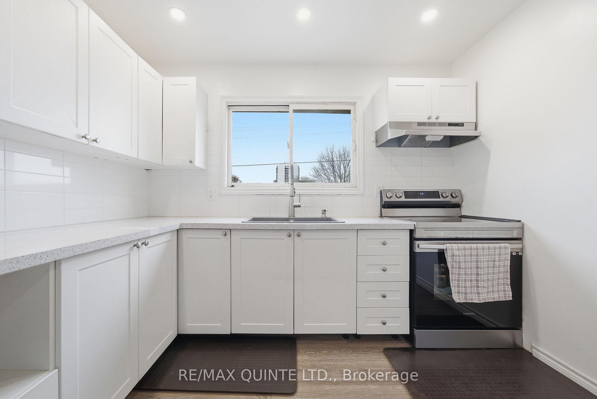 Photo 5 of Unit 2, 99 Dunnett Boulevard, Belleville, Belleville Ward — HOMEH