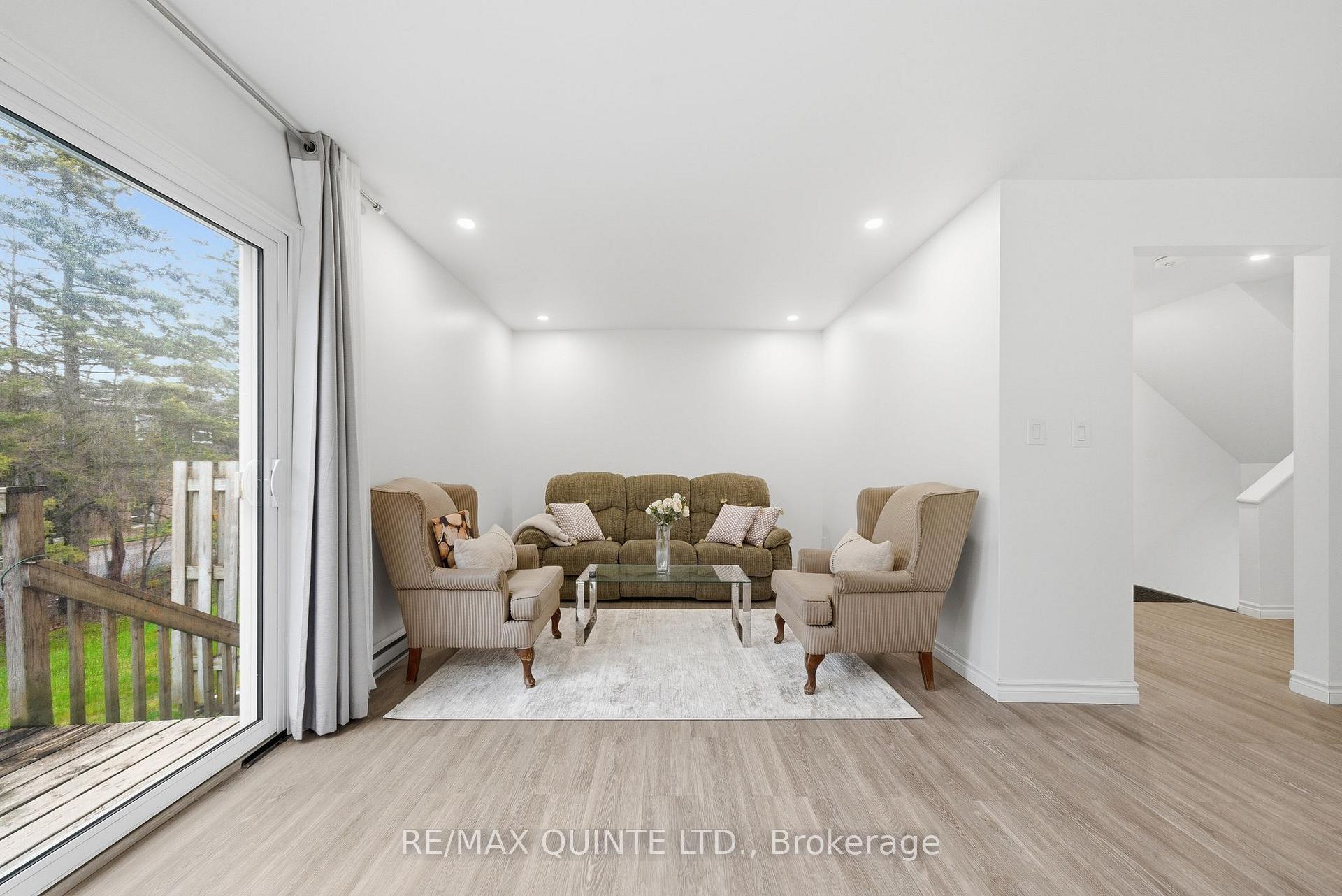 Photo 10 of Unit 2, 99 Dunnett Boulevard, Belleville, Belleville Ward — HOMEH