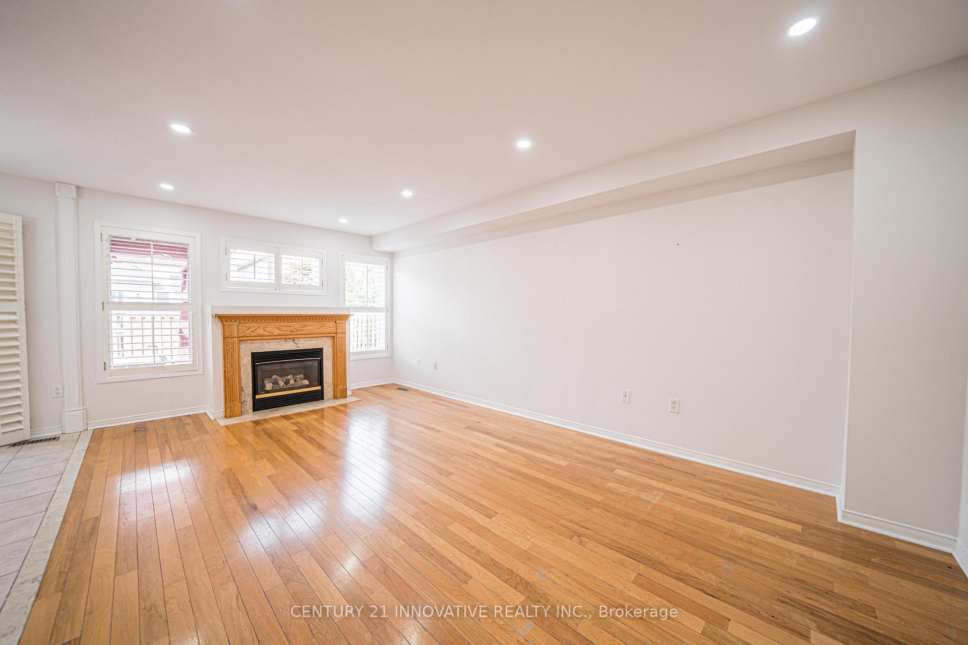 Photo 5 of 117 Raintree Crescent, Richmond Hill, Oak Ridges — HOMEH
