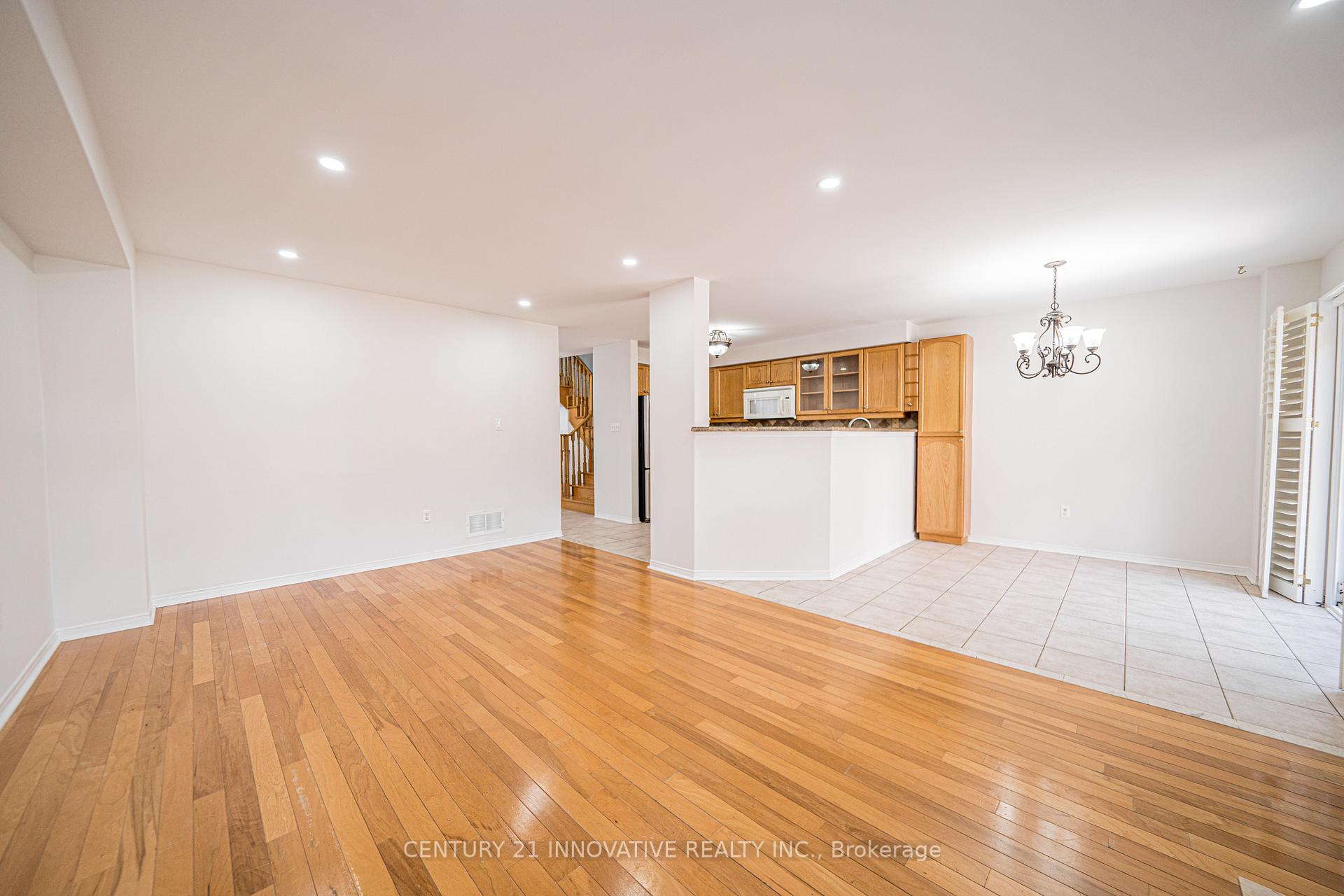Photo 10 of 117 Raintree Crescent, Richmond Hill, Oak Ridges — HOMEH