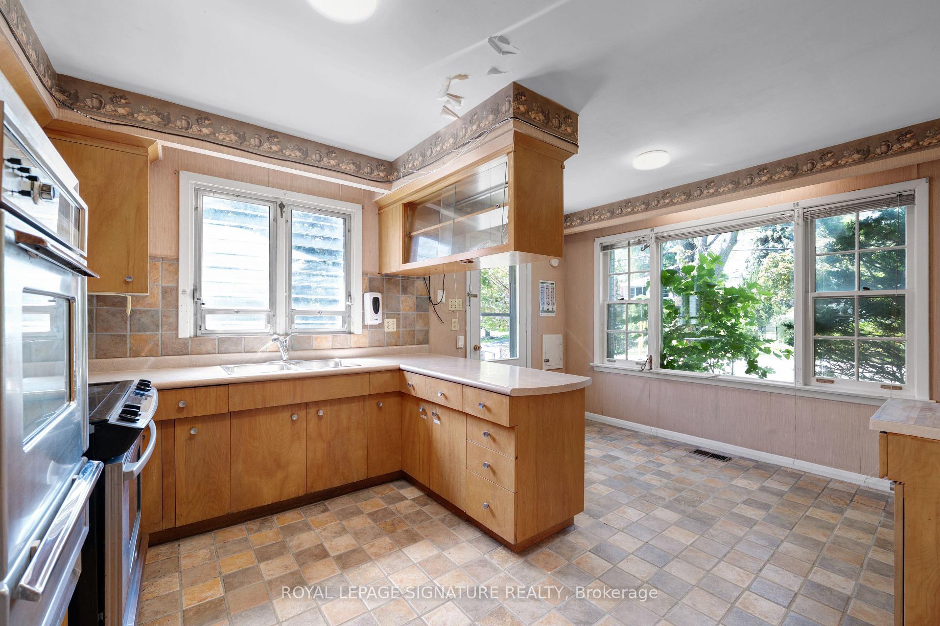 Photo 15 of 209 Burbank Drive, North York, Bayview Village — HOMEH