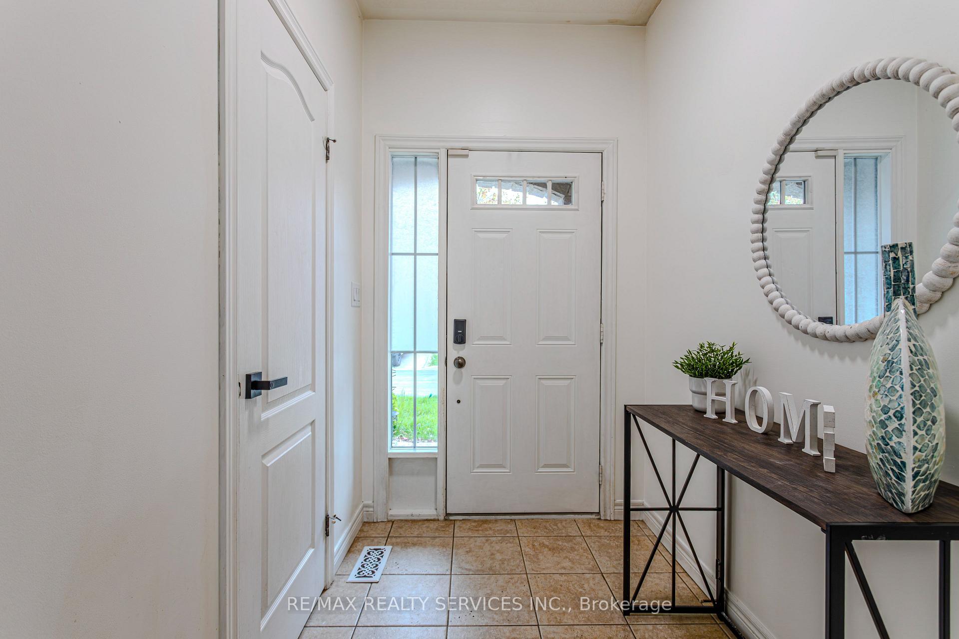 Photo 4 of 49 Marina Point Crescent N, Hamilton, Stoney Creek — HOMEH