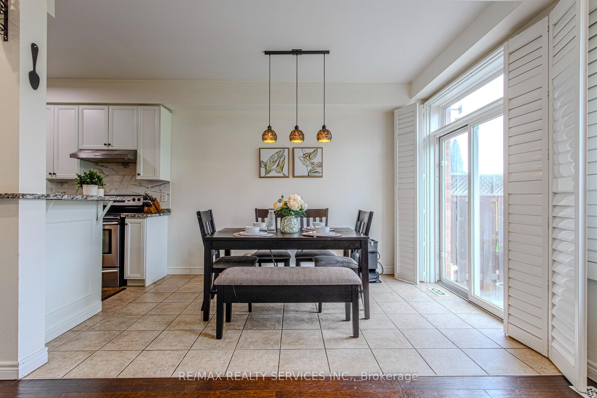 Photo 11 of 49 Marina Point Crescent N, Hamilton, Stoney Creek — HOMEH