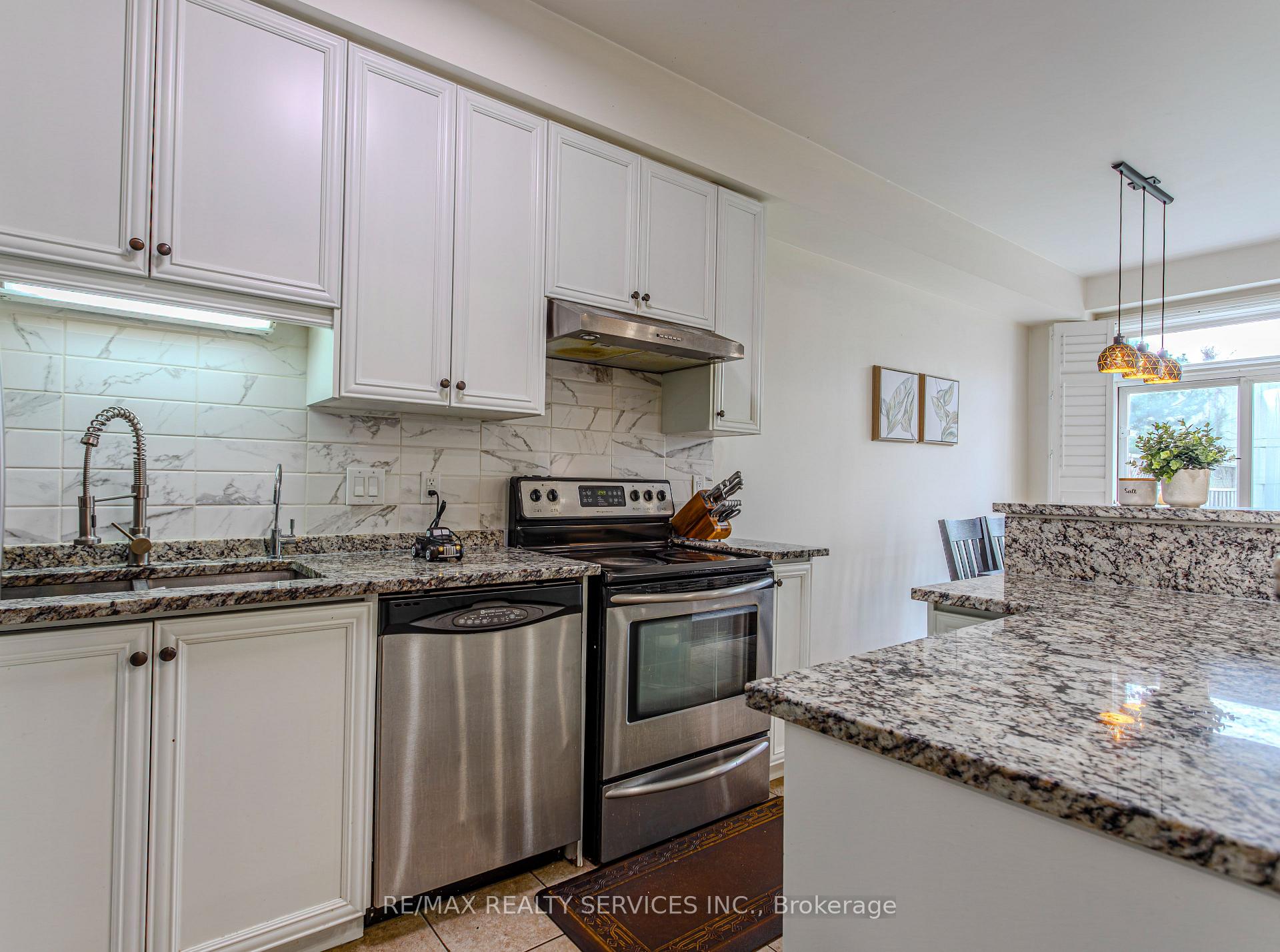 Photo 13 of 49 Marina Point Crescent N, Hamilton, Stoney Creek — HOMEH