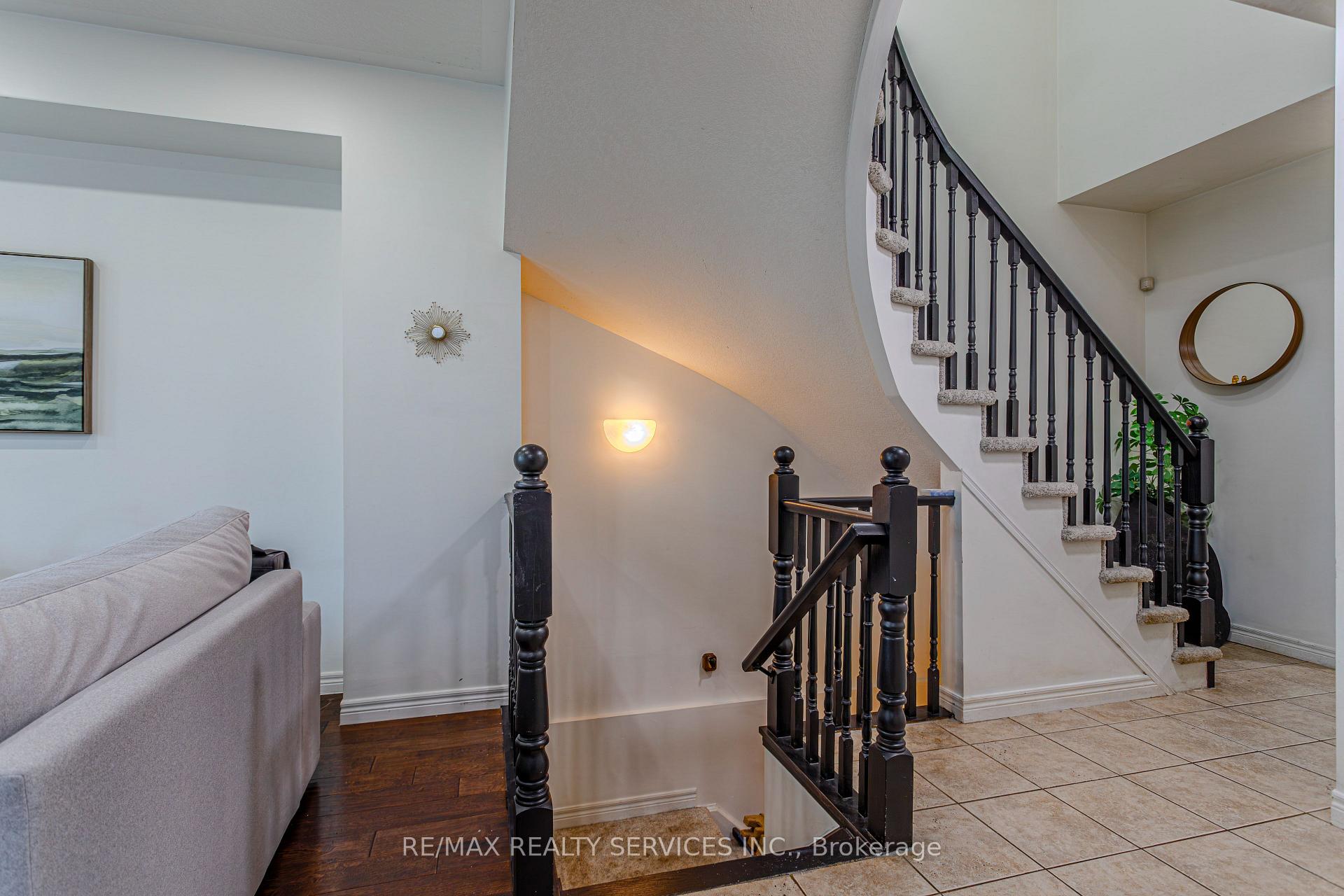 Photo 17 of 49 Marina Point Crescent N, Hamilton, Stoney Creek — HOMEH