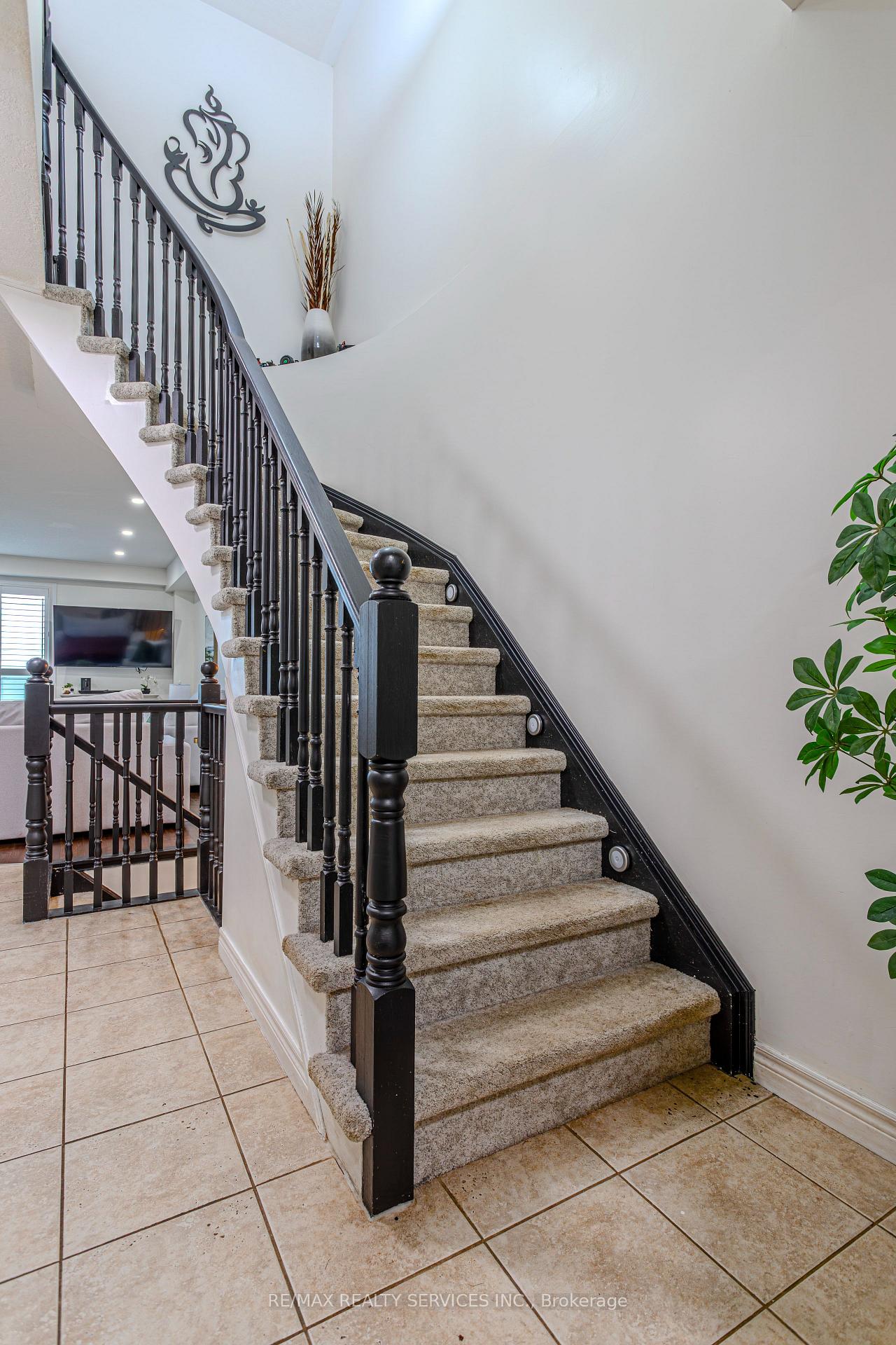 Photo 37 of 49 Marina Point Crescent N, Hamilton, Stoney Creek — HOMEH