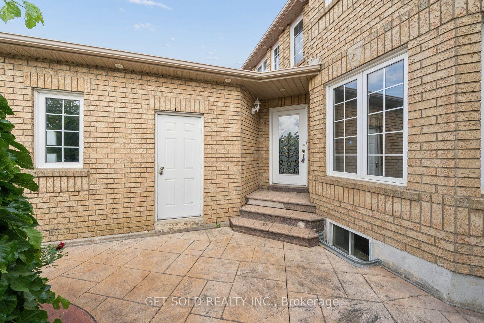 Photo 2 of 57 Oaklea Boulevard, Brampton, Fletcher's Creek South — HOMEH