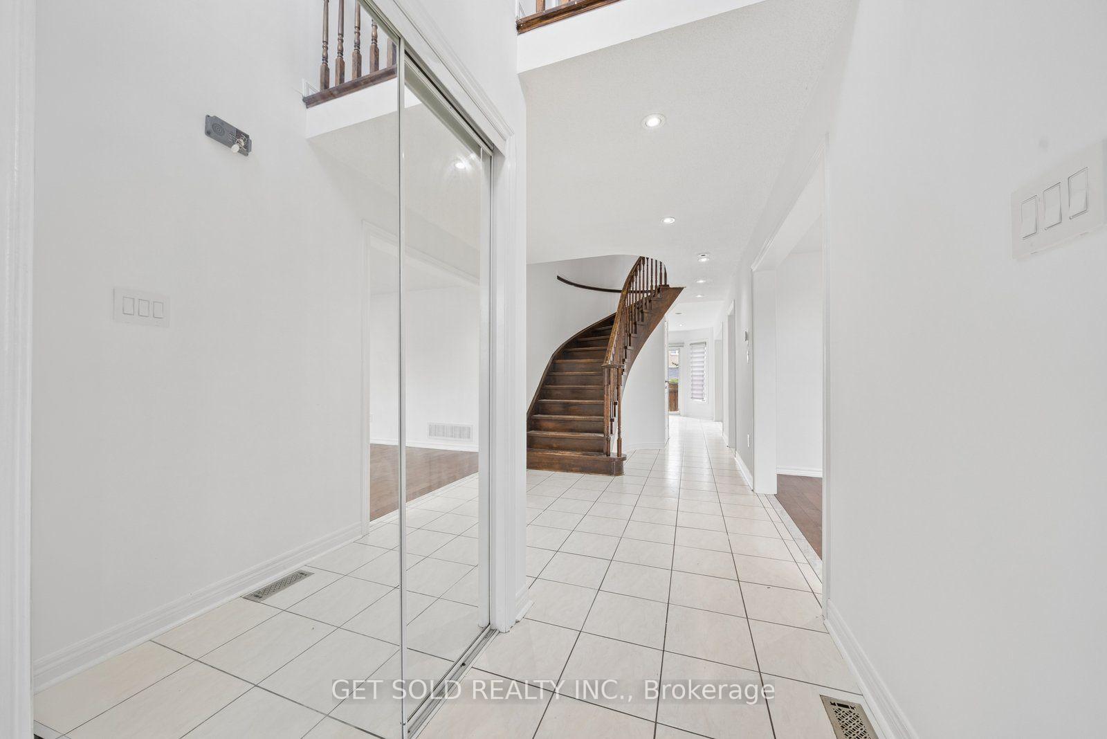 Photo 3 of 57 Oaklea Boulevard, Brampton, Fletcher's Creek South — HOMEH