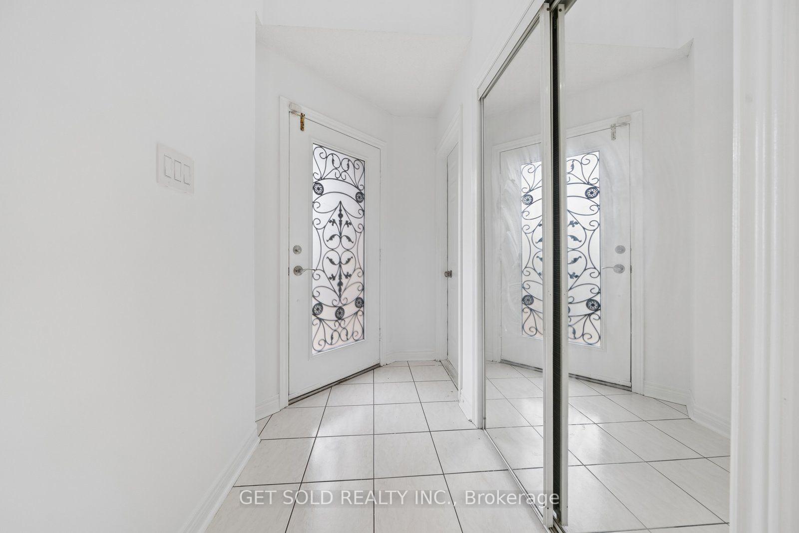 Photo 4 of 57 Oaklea Boulevard, Brampton, Fletcher's Creek South — HOMEH
