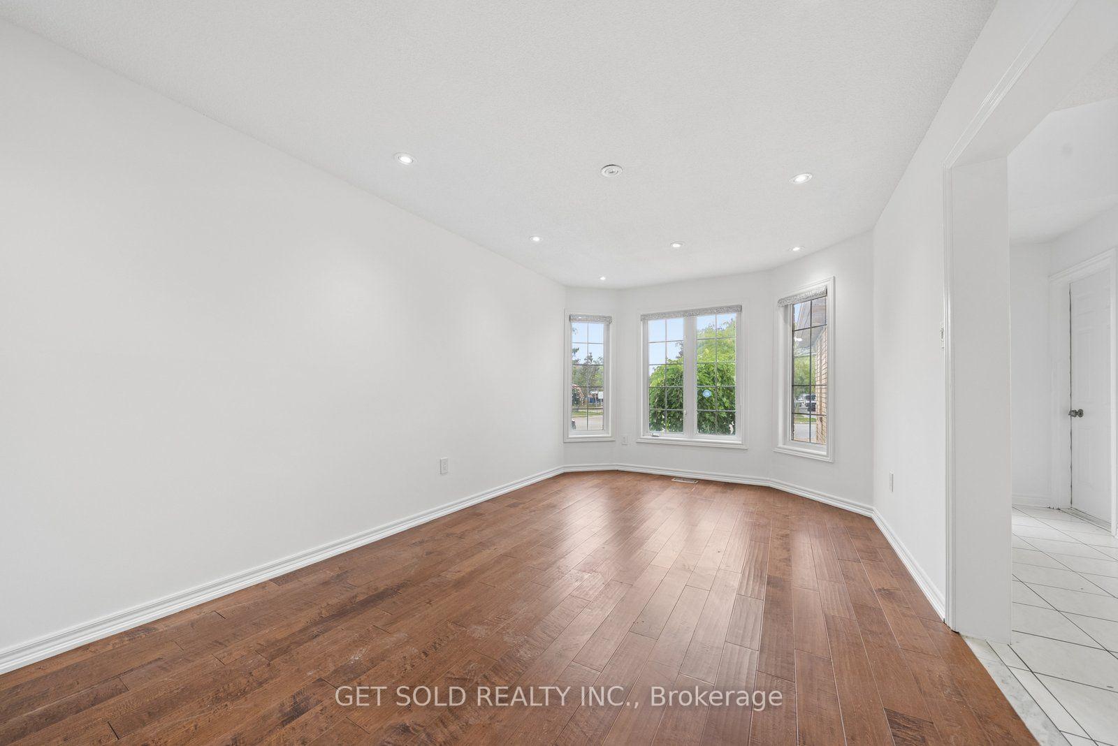 Photo 5 of 57 Oaklea Boulevard, Brampton, Fletcher's Creek South — HOMEH