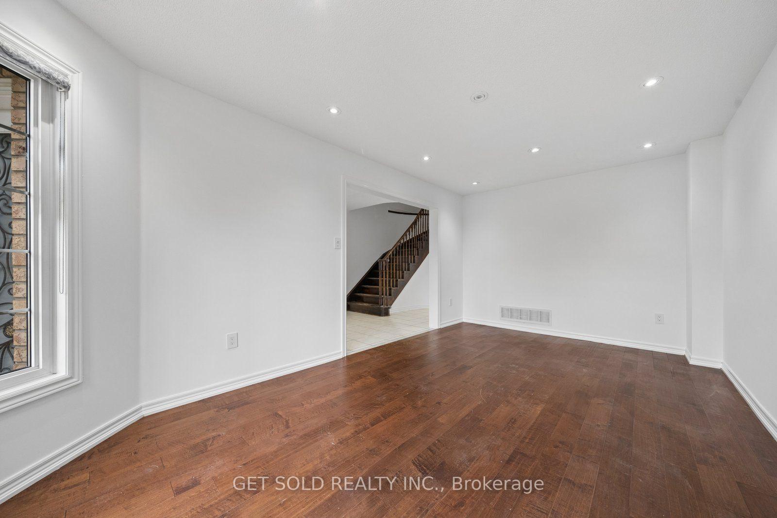 Photo 6 of 57 Oaklea Boulevard, Brampton, Fletcher's Creek South — HOMEH