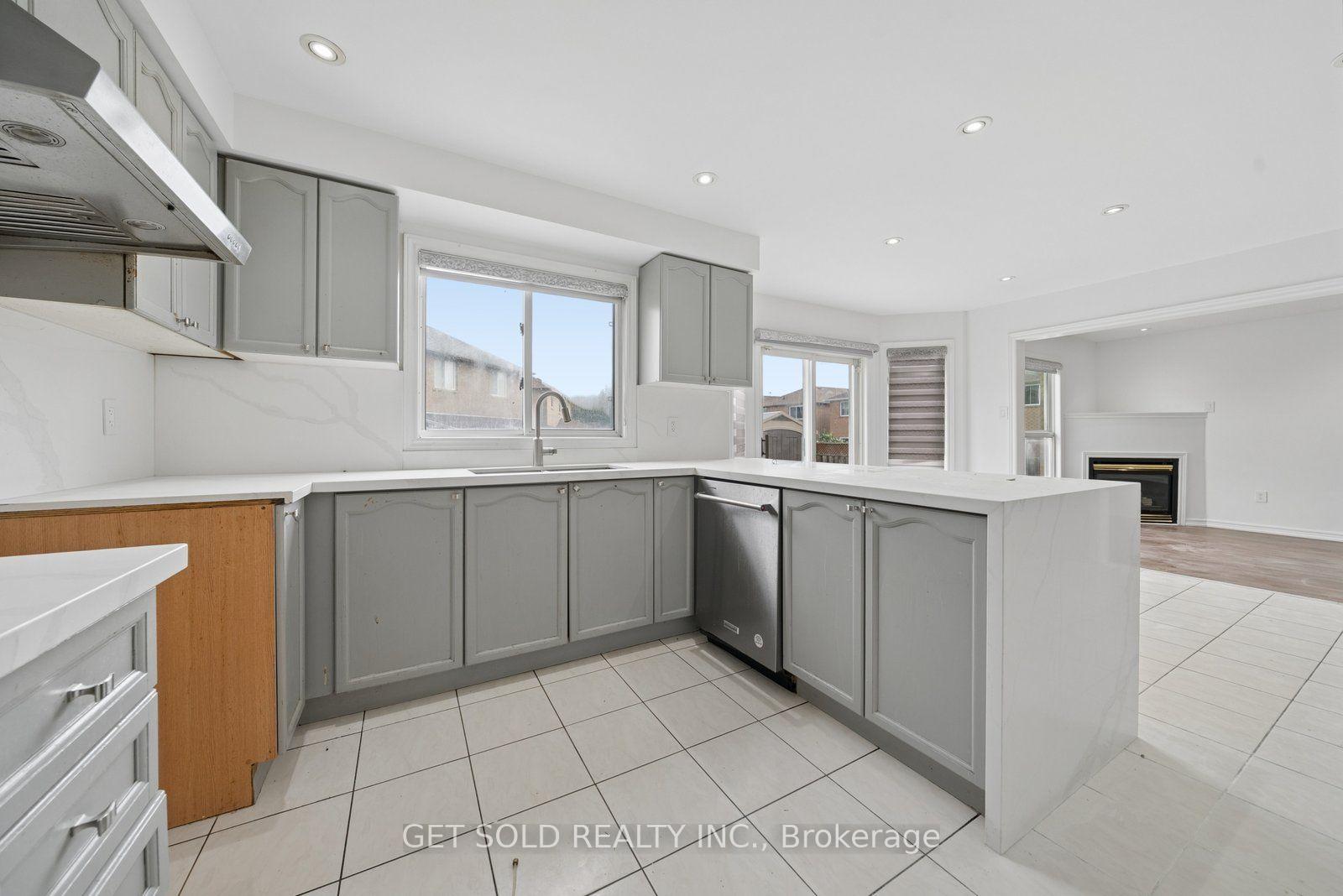 Photo 9 of 57 Oaklea Boulevard, Brampton, Fletcher's Creek South — HOMEH