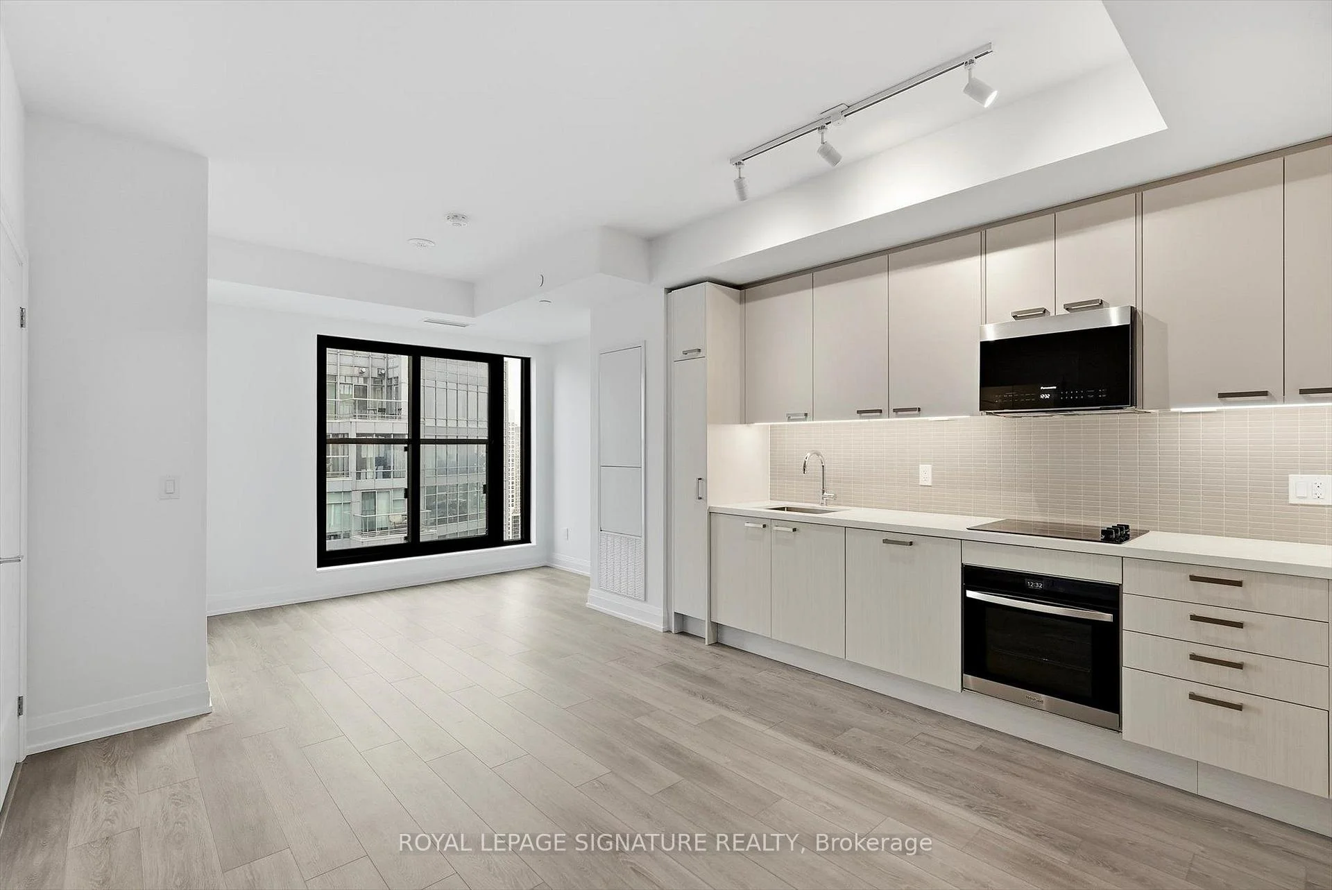 Photo 6 of Unit 3409, 20 Soudan Avenue, Toronto, Mount Pleasant West — HOMEH