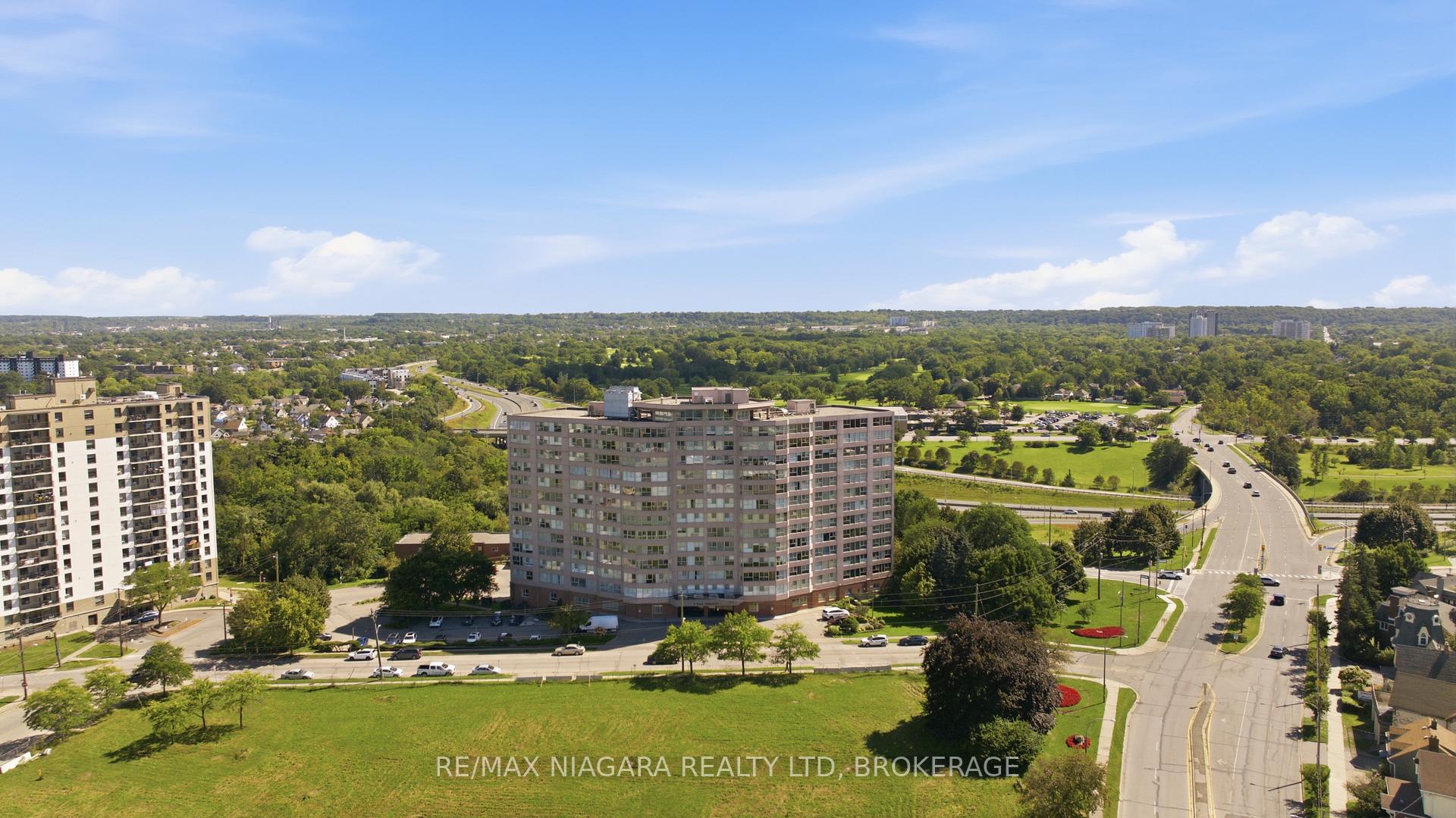 Photo 2 of Unit 411, 7 Gale Crescent, St. Catharines, E. Chester — HOMEH