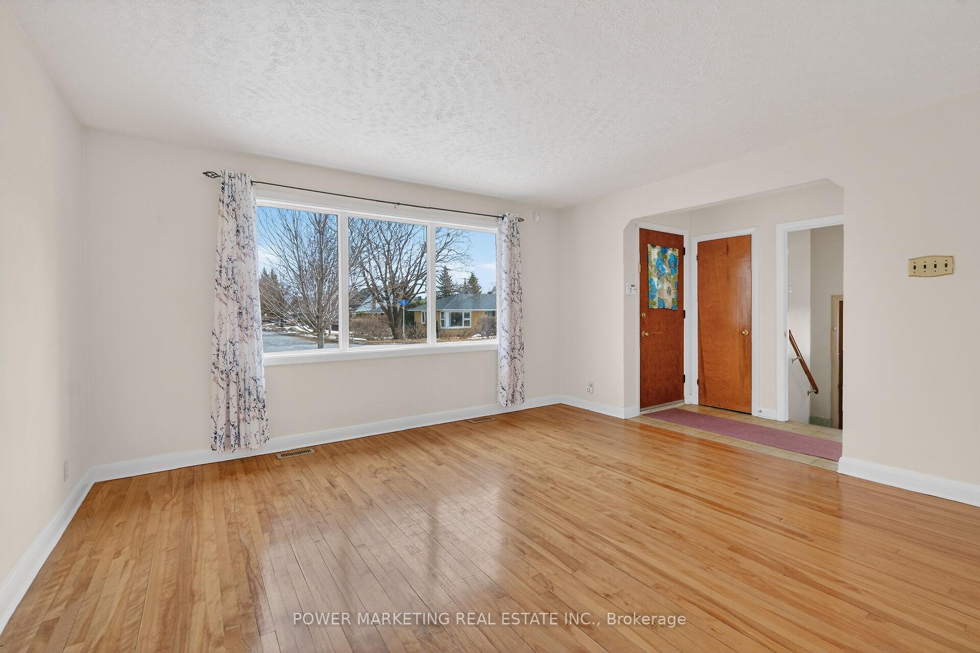 Photo 8 of 944 Eve Street, Ottawa, Overbrook/Castle Heights — HOMEH