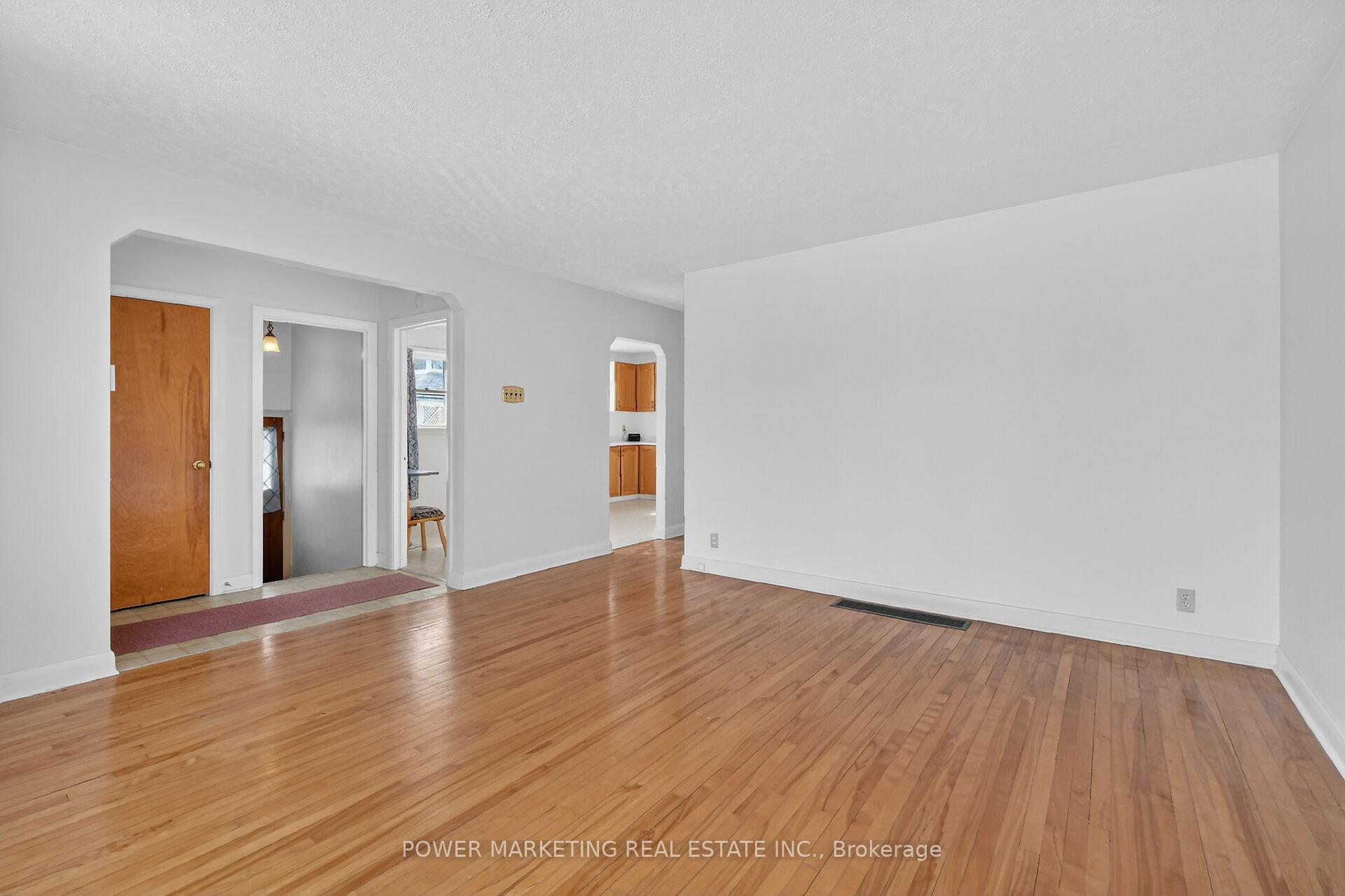 Photo 9 of 944 Eve Street, Ottawa, Overbrook/Castle Heights — HOMEH