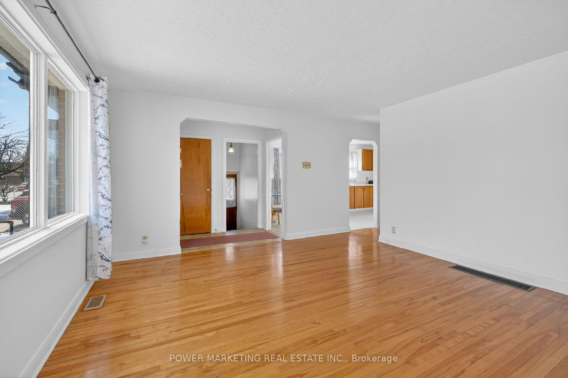 Photo 10 of 944 Eve Street, Ottawa, Overbrook/Castle Heights — HOMEH