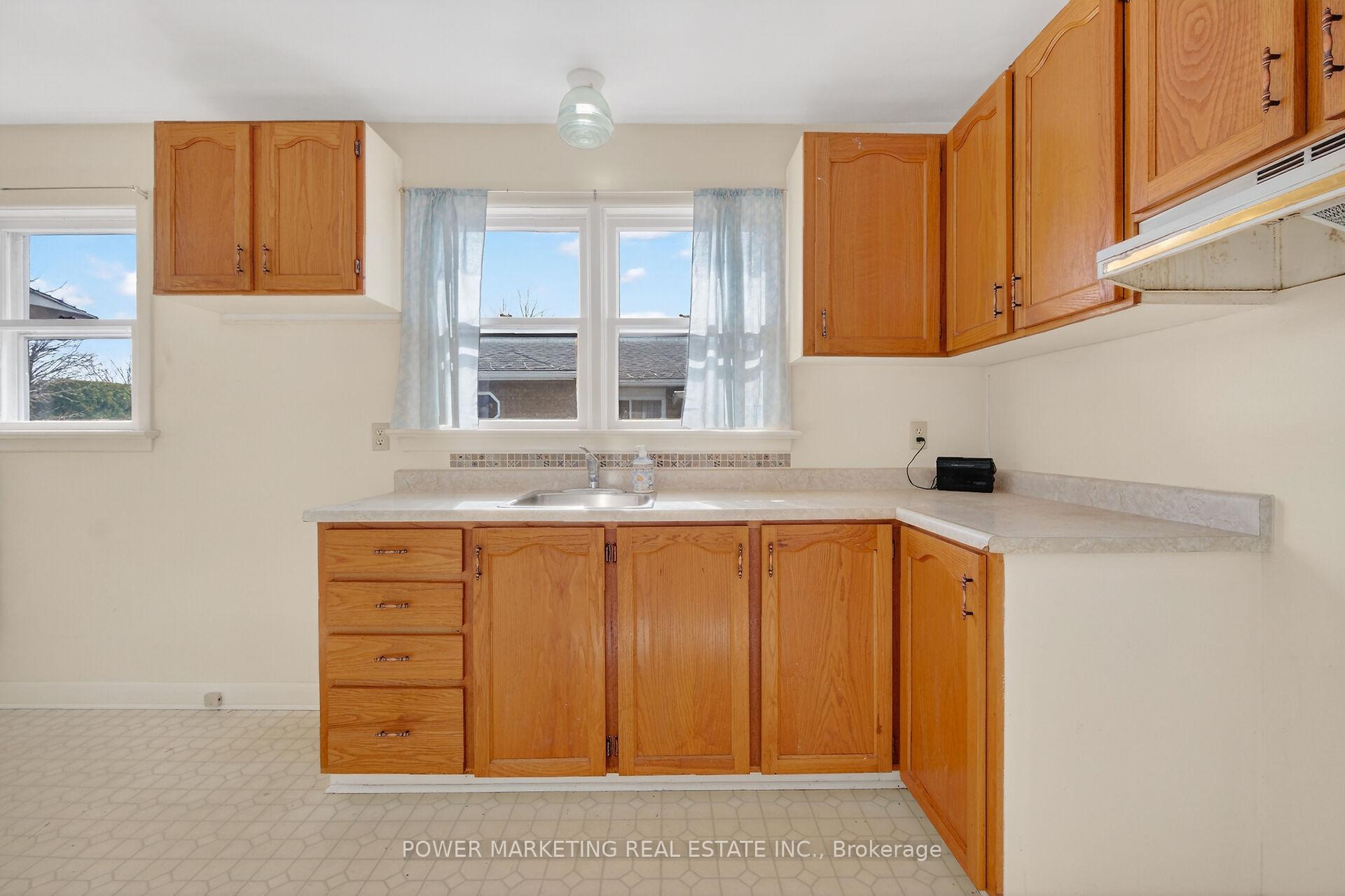 Photo 15 of 944 Eve Street, Ottawa, Overbrook/Castle Heights — HOMEH