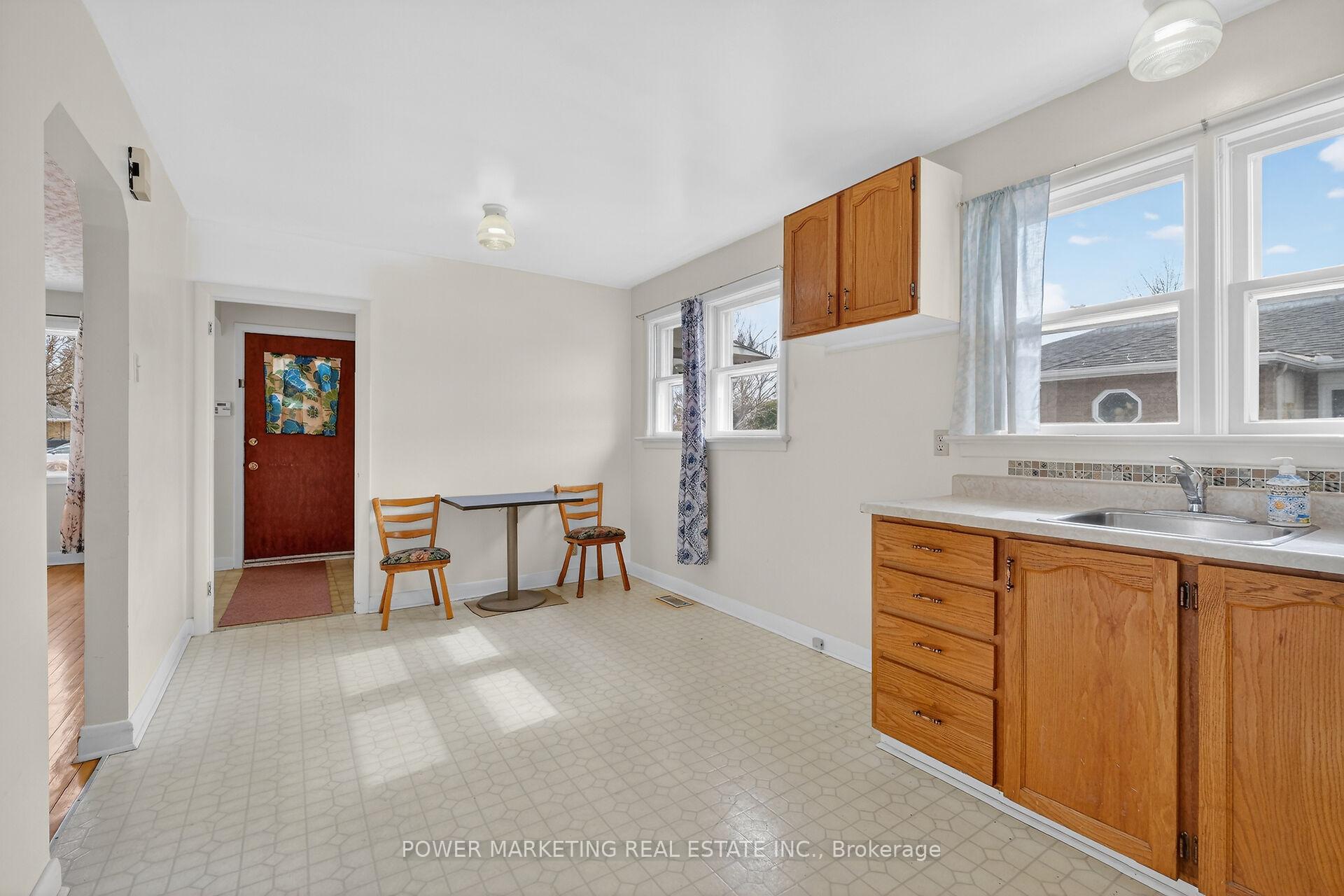 Photo 16 of 944 Eve Street, Ottawa, Overbrook/Castle Heights — HOMEH