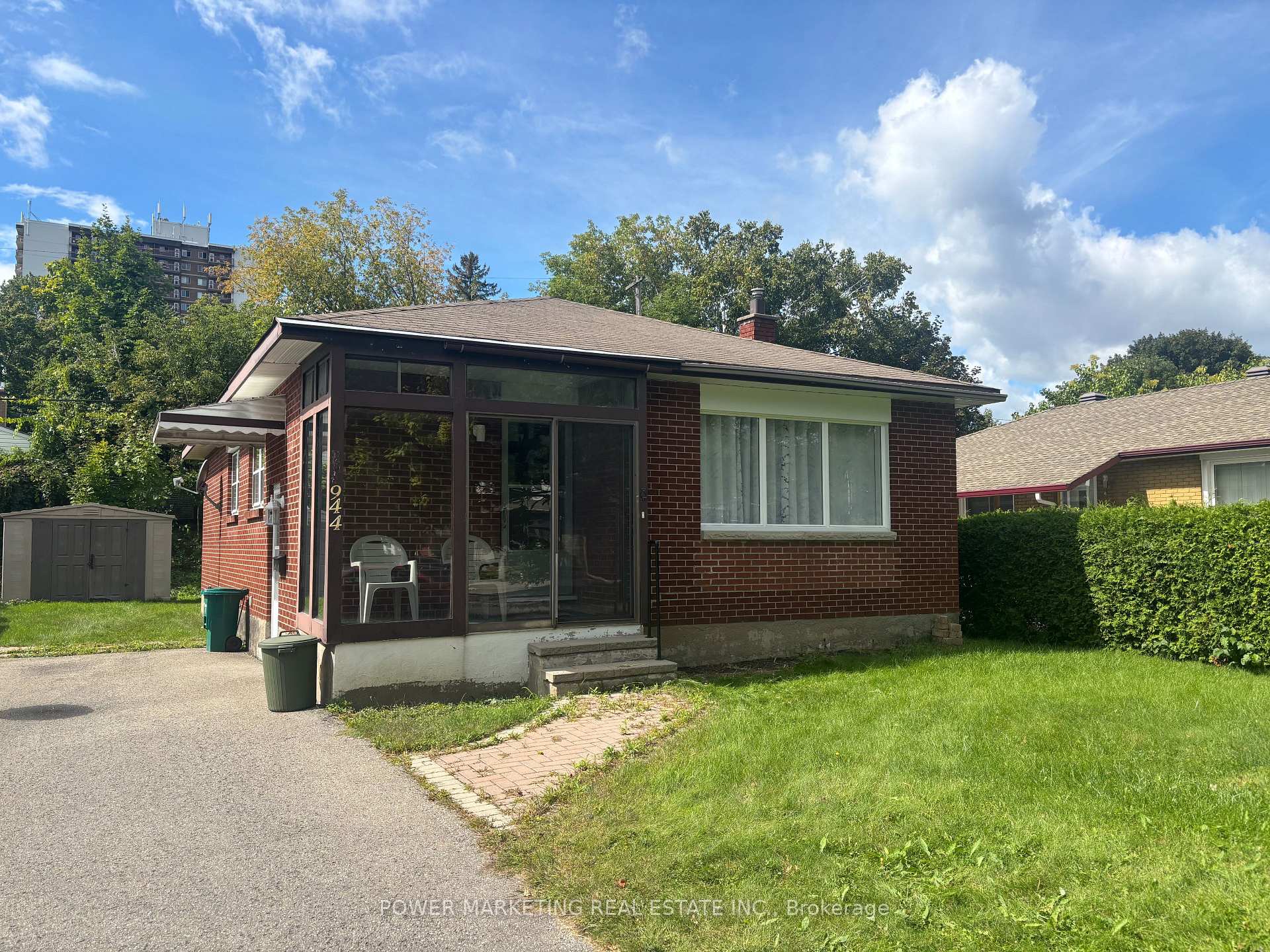 Photo 2 of 944 Eve Street, Ottawa, Overbrook/Castle Heights — HOMEH