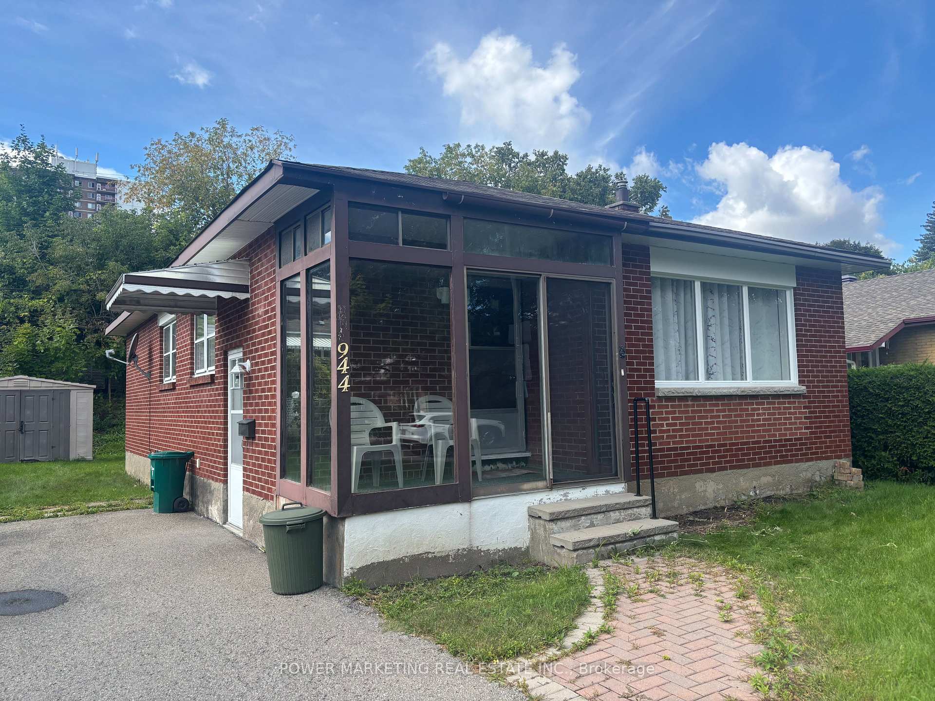 Photo 4 of 944 Eve Street, Ottawa, Overbrook/Castle Heights — HOMEH