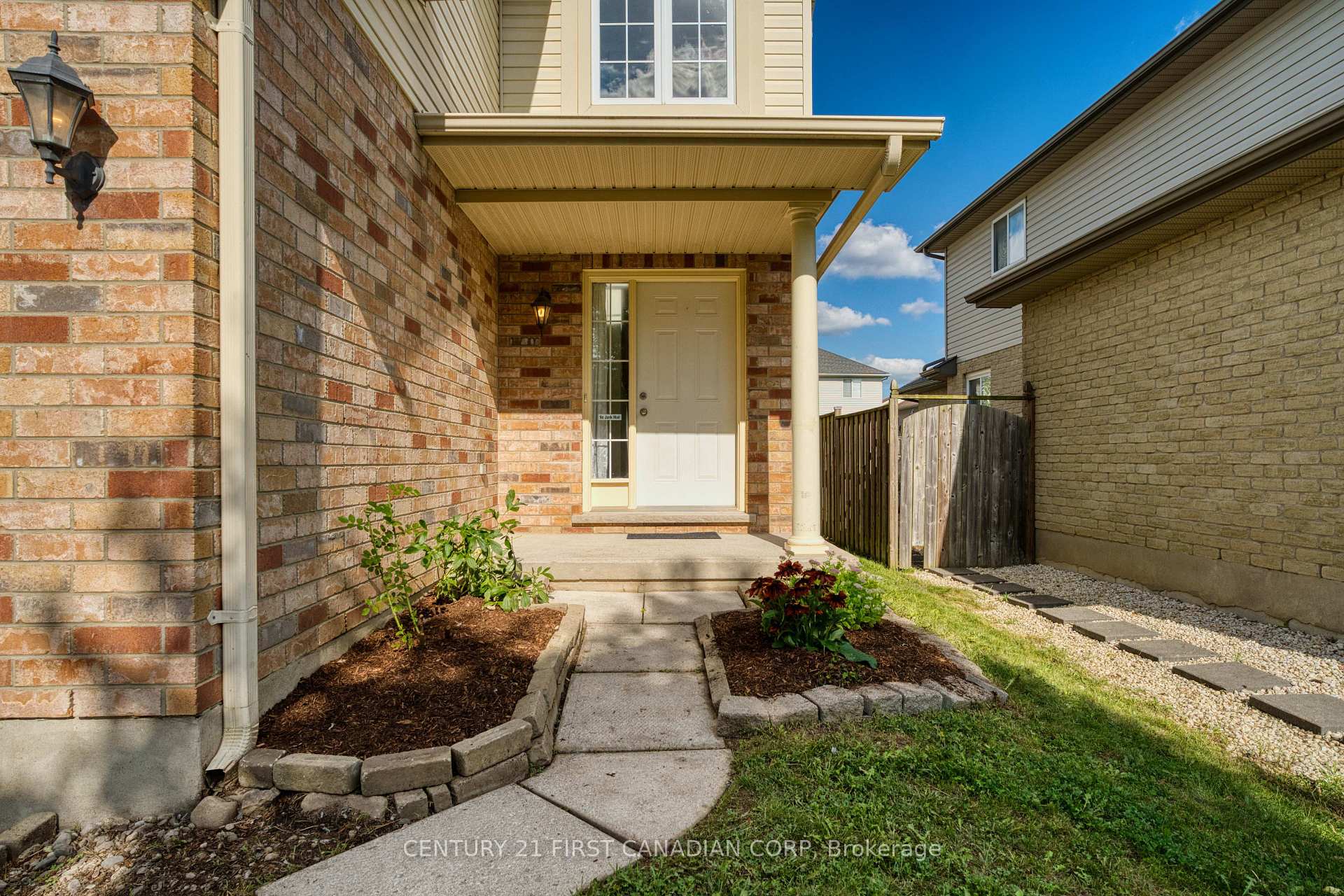 Photo 3 of 1748 Ennismore Crescent, London, North E — HOMEH
