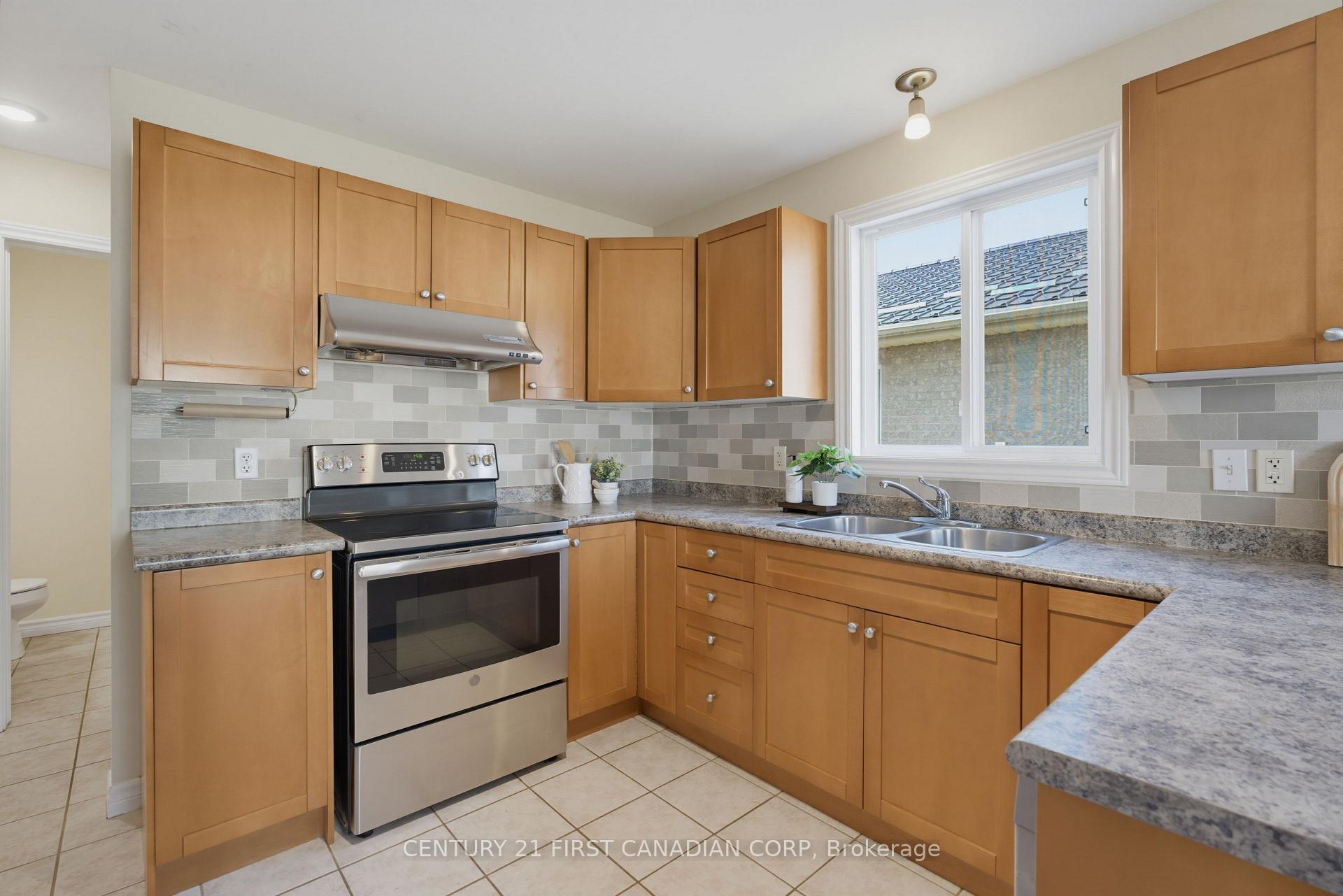 Photo 23 of 1748 Ennismore Crescent, London, North E — HOMEH