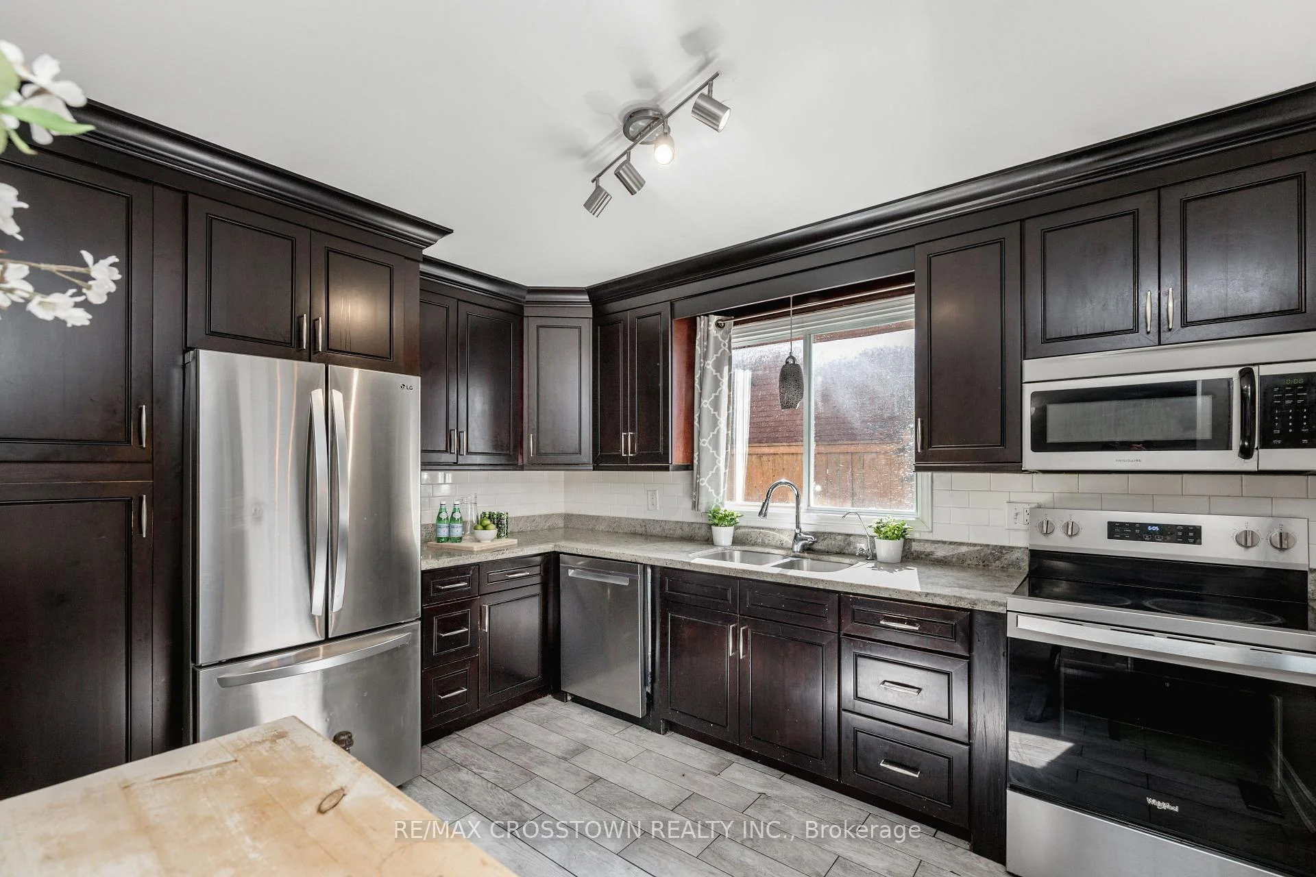 Photo 26 of 63 Oakridge Drive, Barrie, Sunnidale — HOMEH