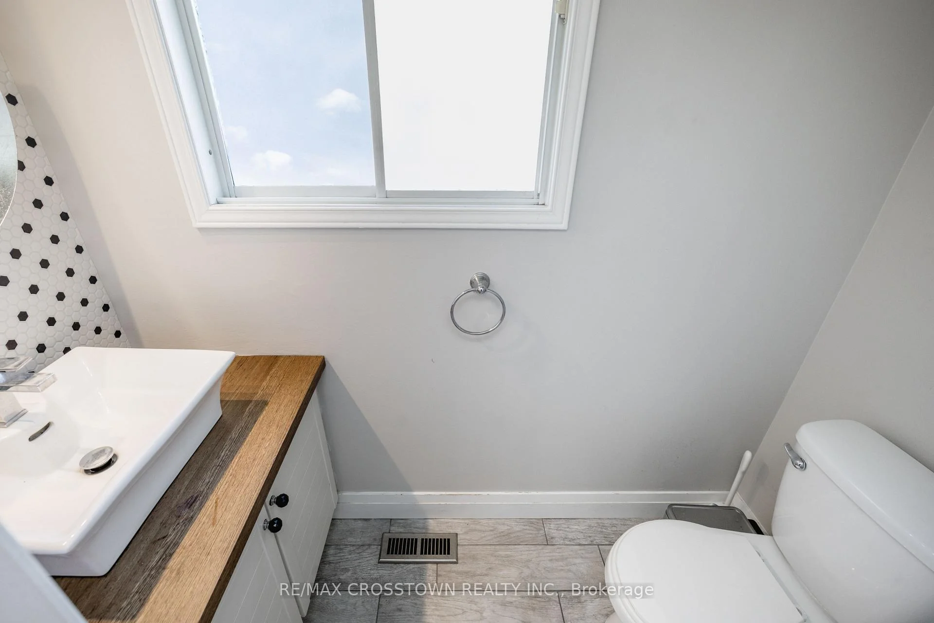 Photo 33 of 63 Oakridge Drive, Barrie, Sunnidale — HOMEH