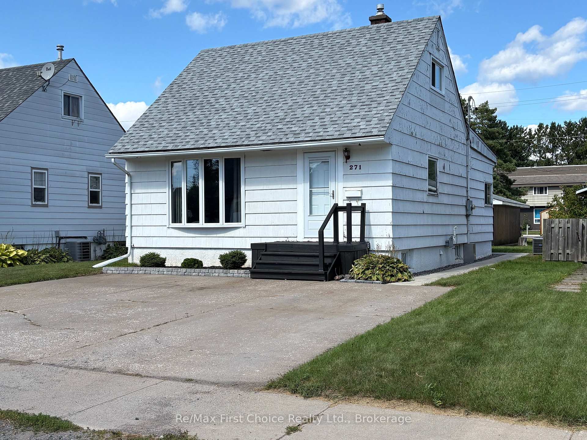 Front of 271 Christina Street W