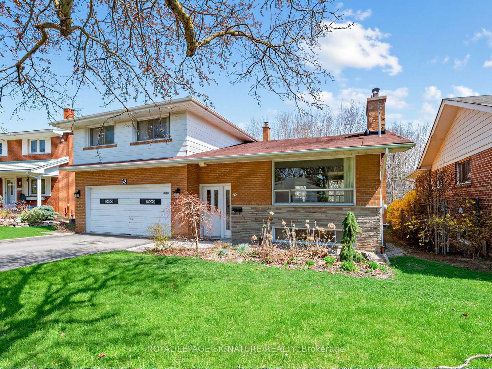 Photo 2 of 62 Dukinfield Crescent, North York, Parkwoods-Donalda — HOMEH