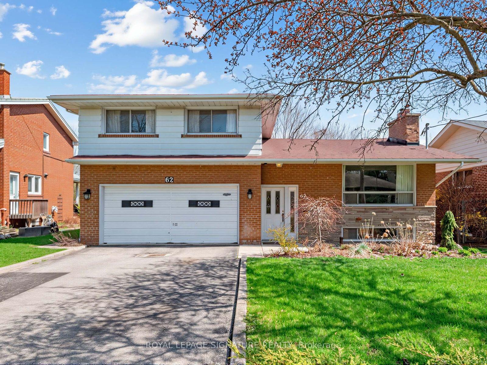 Photo 3 of 62 Dukinfield Crescent, North York, Parkwoods-Donalda — HOMEH