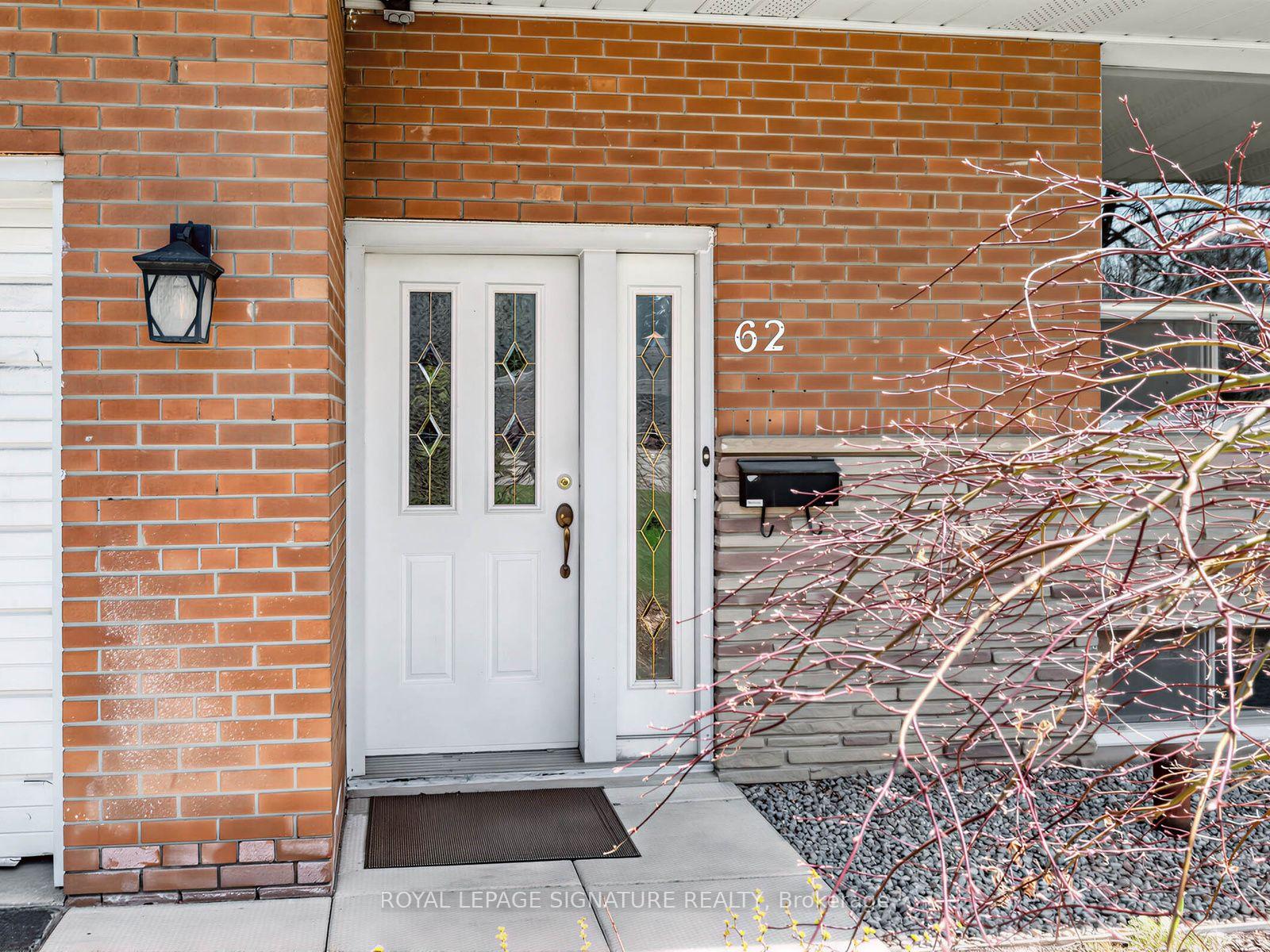 Photo 4 of 62 Dukinfield Crescent, North York, Parkwoods-Donalda — HOMEH