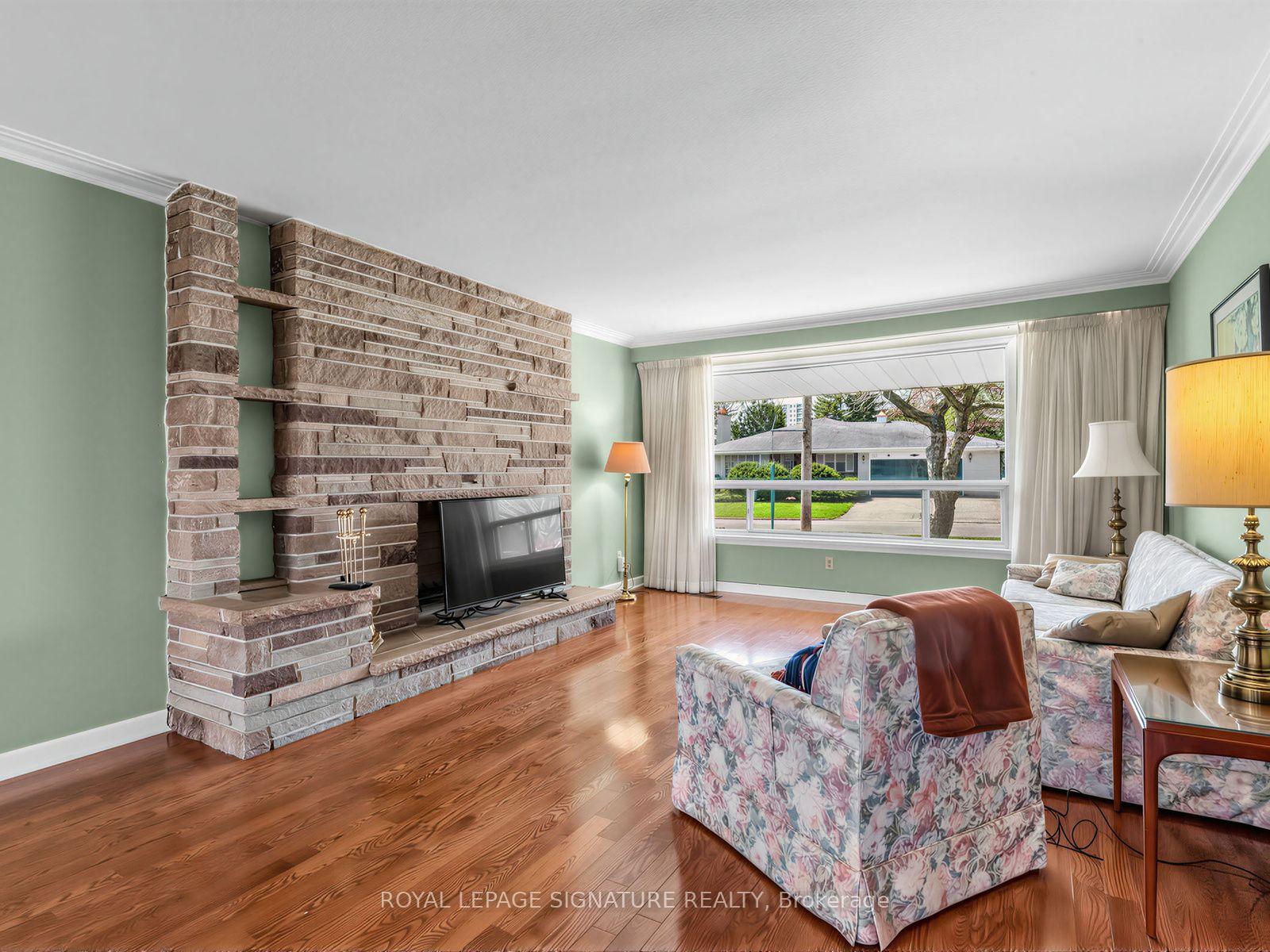 Photo 6 of 62 Dukinfield Crescent, North York, Parkwoods-Donalda — HOMEH