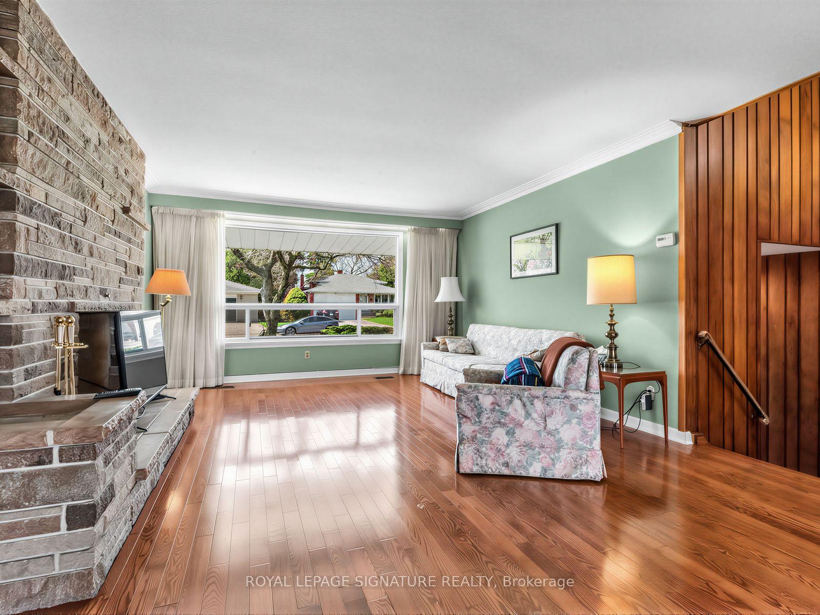 Photo 7 of 62 Dukinfield Crescent, North York, Parkwoods-Donalda — HOMEH