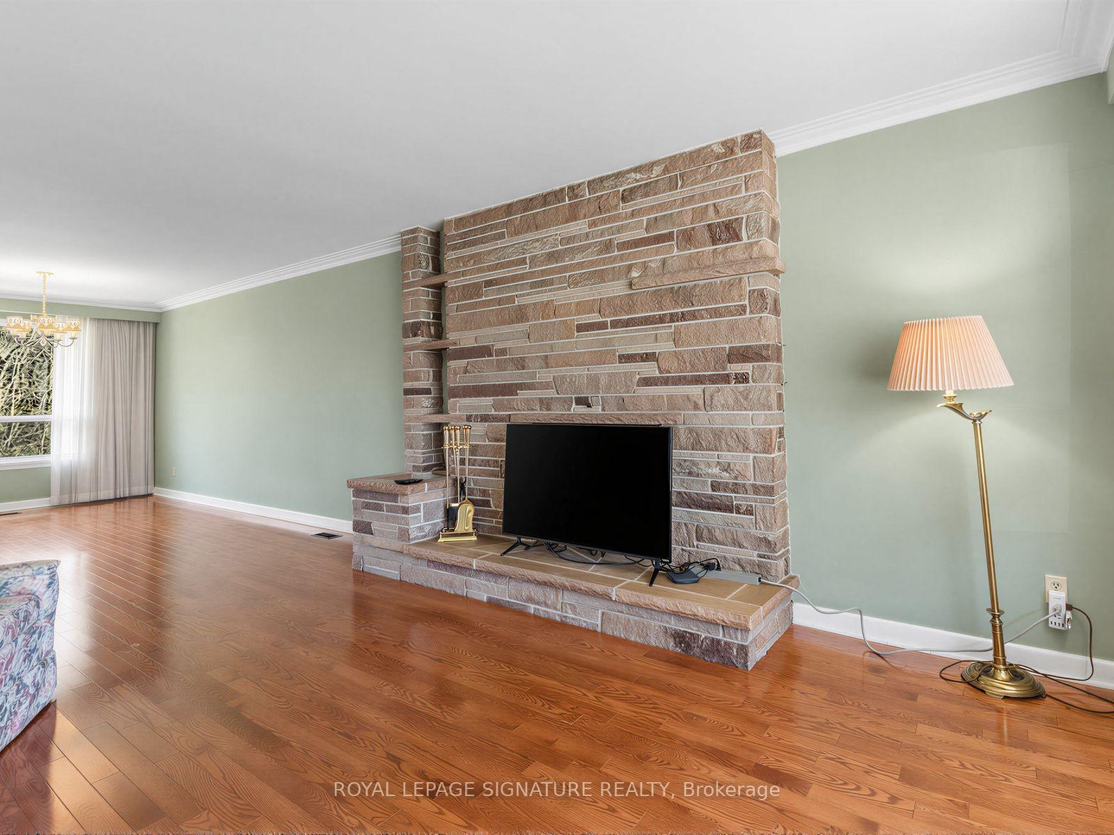 Photo 8 of 62 Dukinfield Crescent, North York, Parkwoods-Donalda — HOMEH
