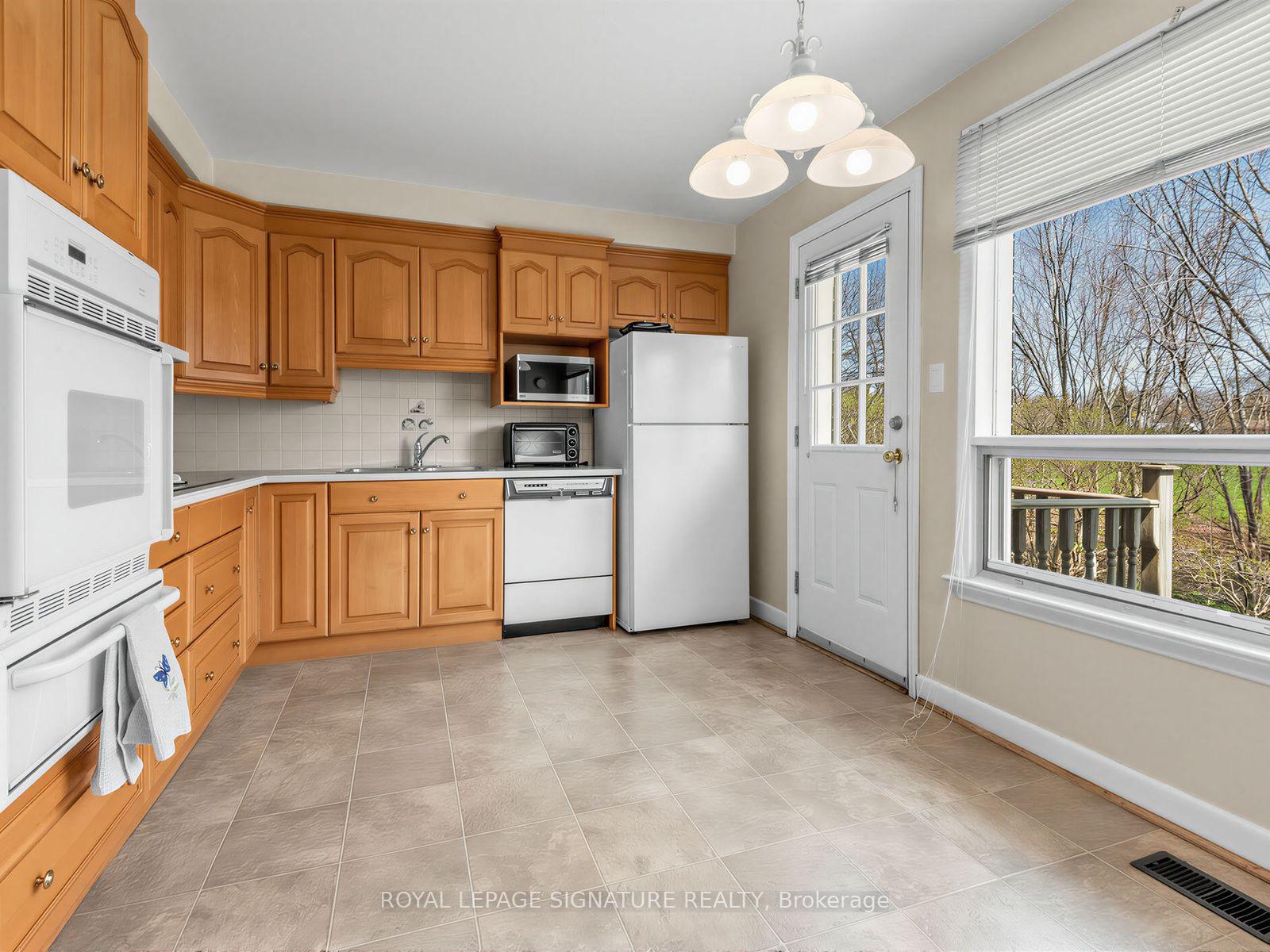 Photo 10 of 62 Dukinfield Crescent, North York, Parkwoods-Donalda — HOMEH