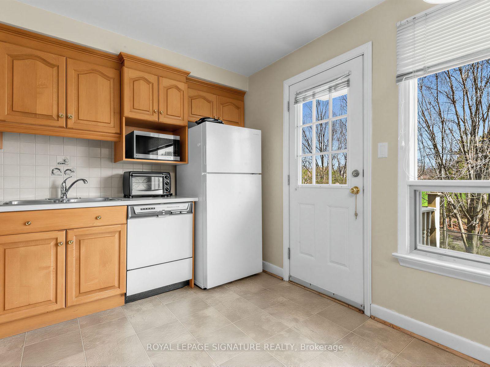 Photo 11 of 62 Dukinfield Crescent, North York, Parkwoods-Donalda — HOMEH