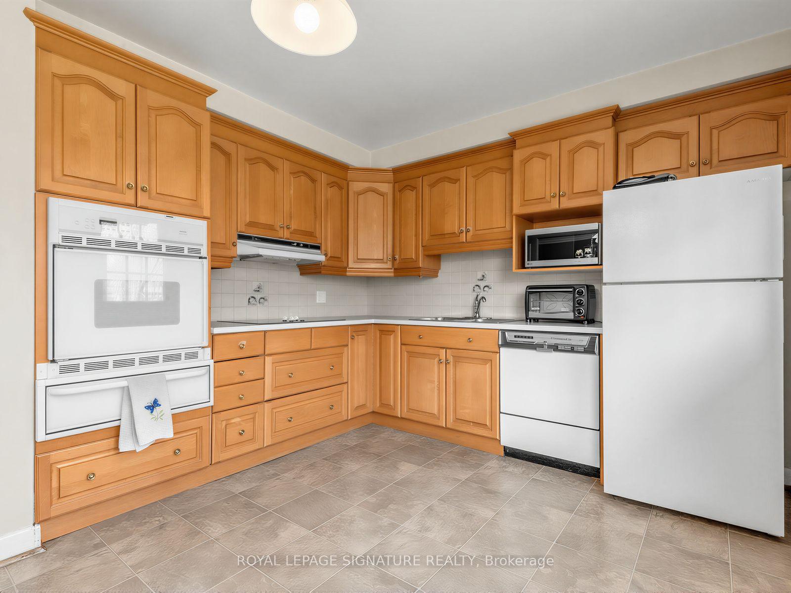Photo 12 of 62 Dukinfield Crescent, North York, Parkwoods-Donalda — HOMEH