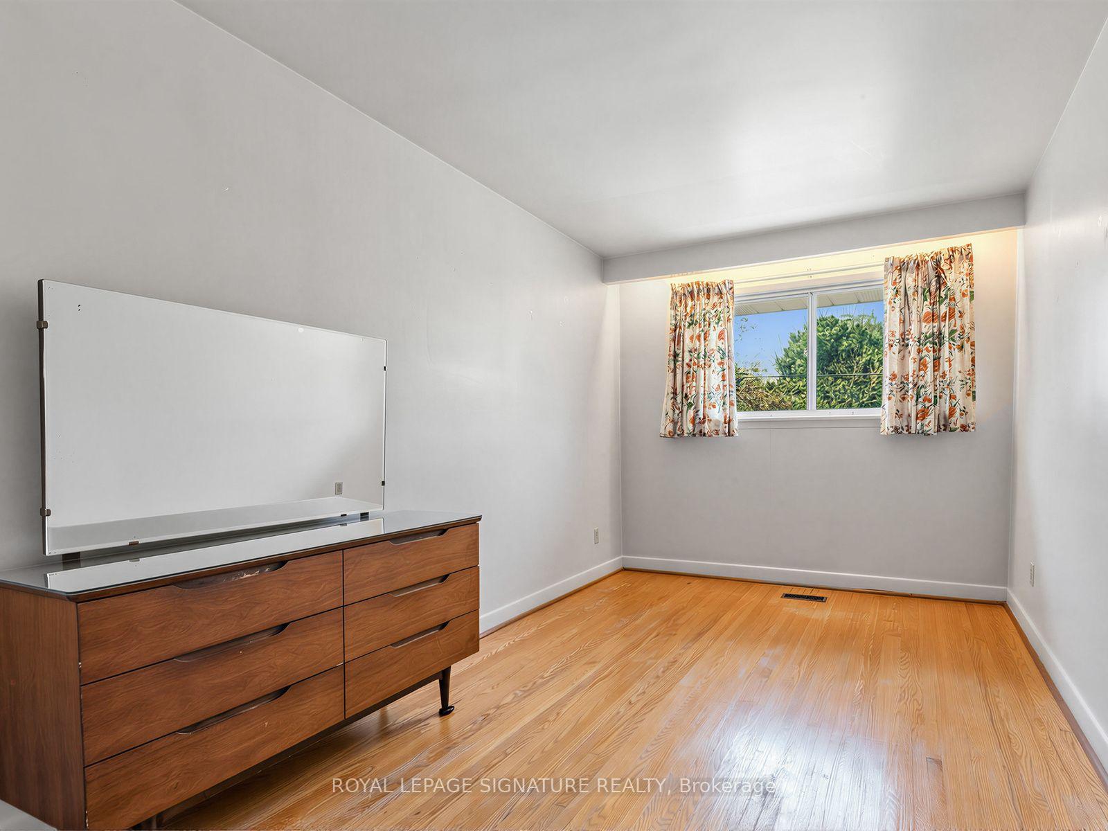 Photo 15 of 62 Dukinfield Crescent, North York, Parkwoods-Donalda — HOMEH