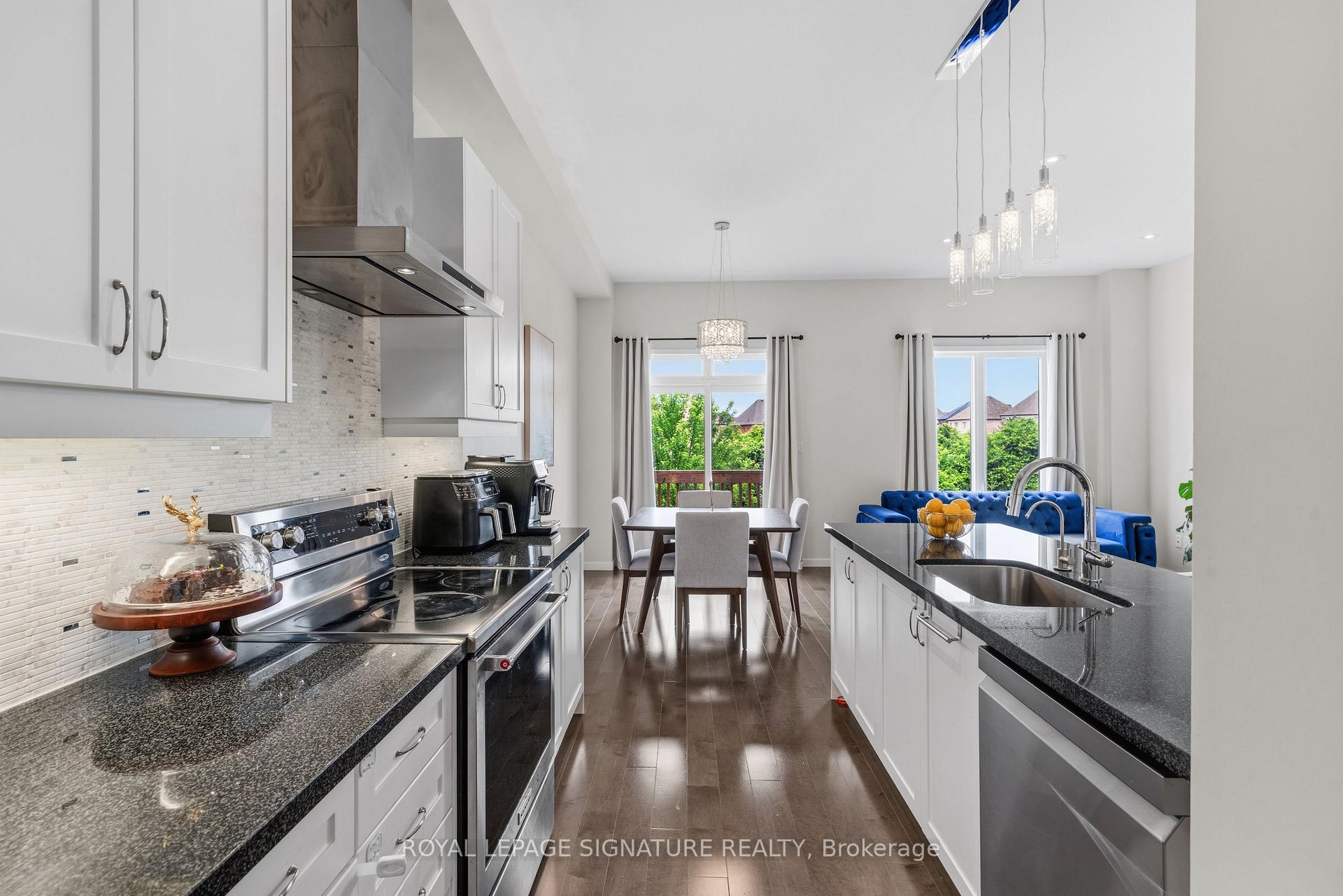 Photo 12 of 116 Elyse Court, Aurora, Bayview Northeast — HOMEH