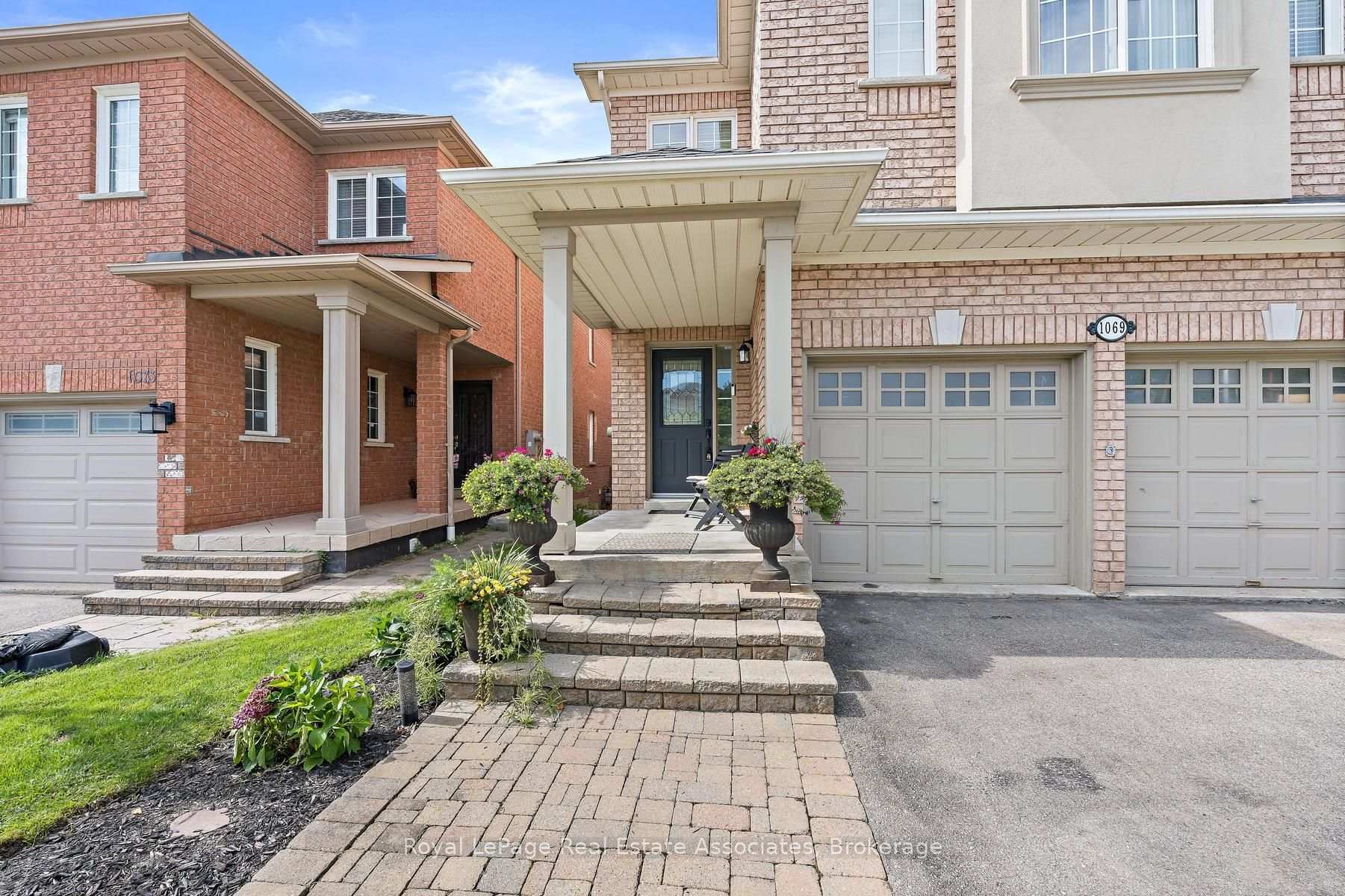 Photo 2 of 1069 Knotty Pine Grove, Mississauga, Meadowvale Village — HOMEH
