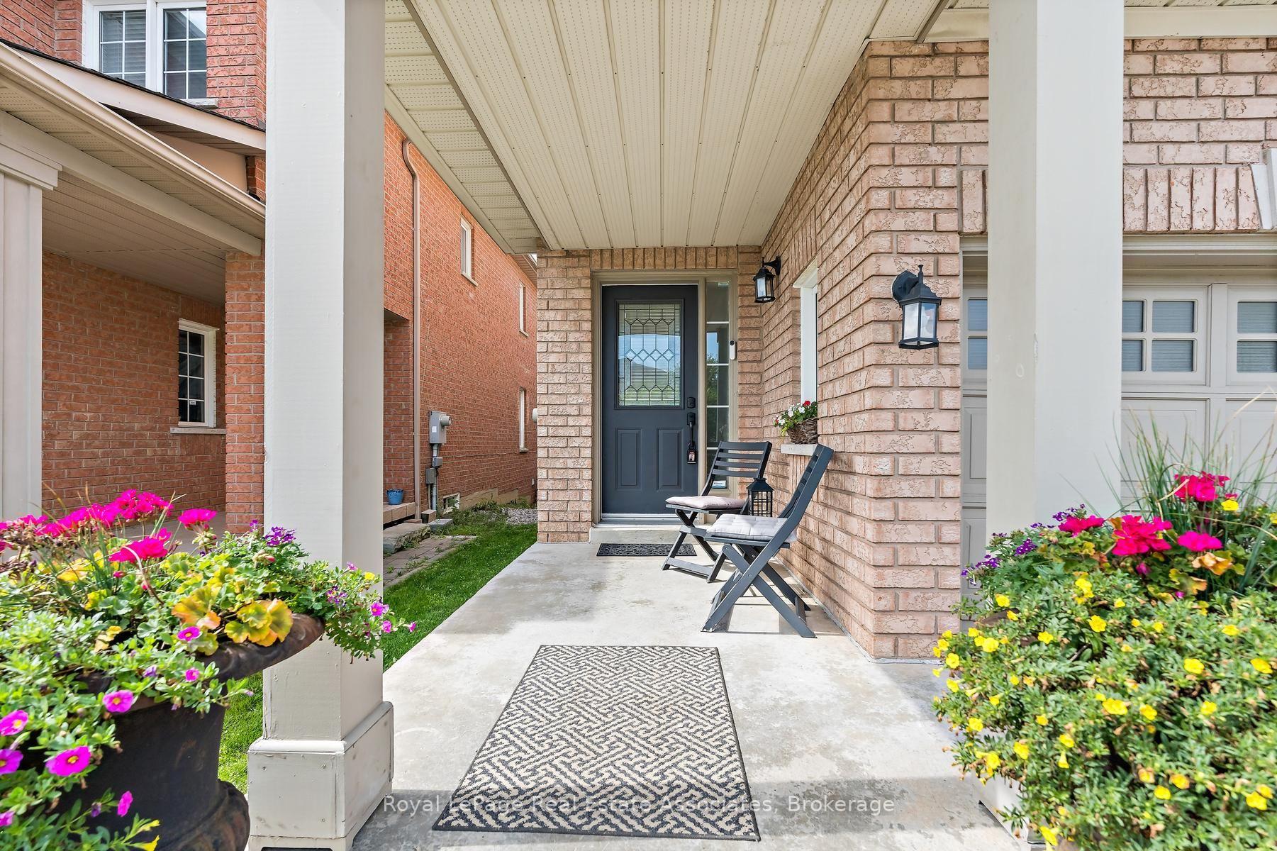 Photo 3 of 1069 Knotty Pine Grove, Mississauga, Meadowvale Village — HOMEH
