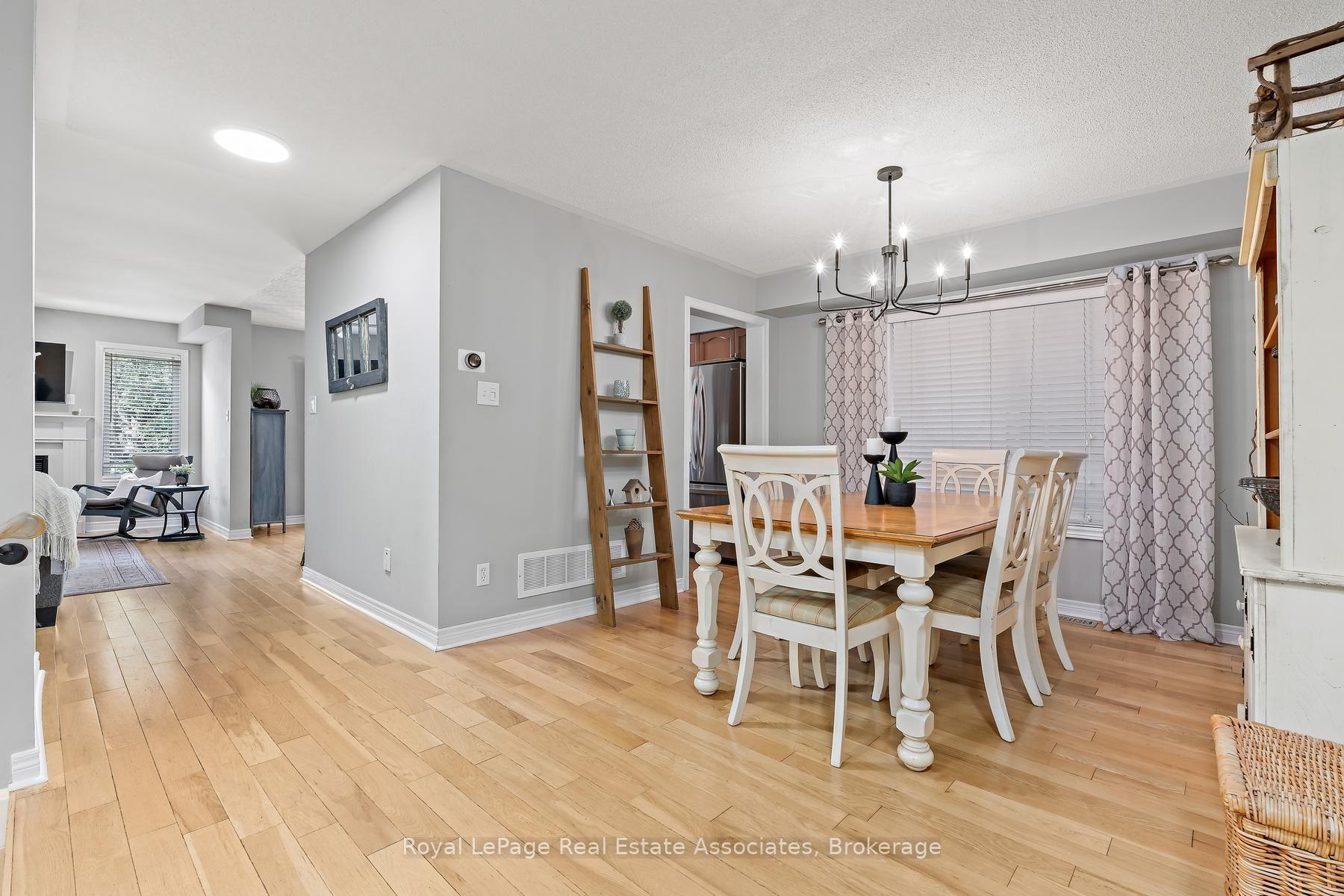 Photo 5 of 1069 Knotty Pine Grove, Mississauga, Meadowvale Village — HOMEH