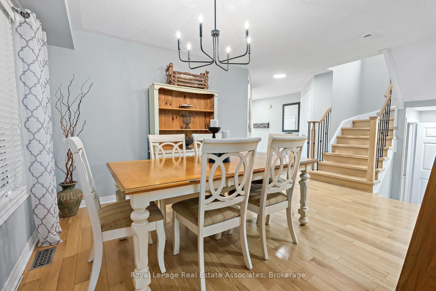 Photo 6 of 1069 Knotty Pine Grove, Mississauga, Meadowvale Village — HOMEH